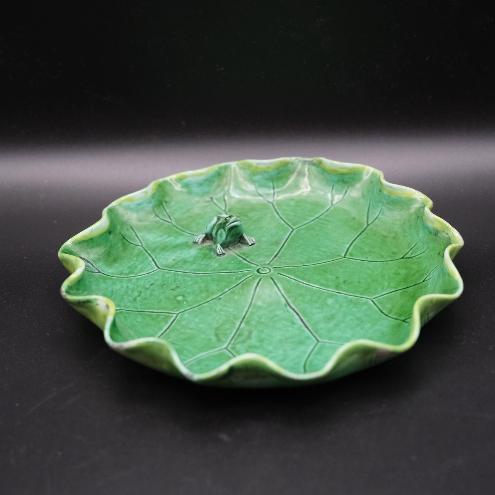 Antiek Chinees groen geglazuurd lotusblad schaaltje met kikker, Qing/Republiek periode, keramiek in natuurvorm