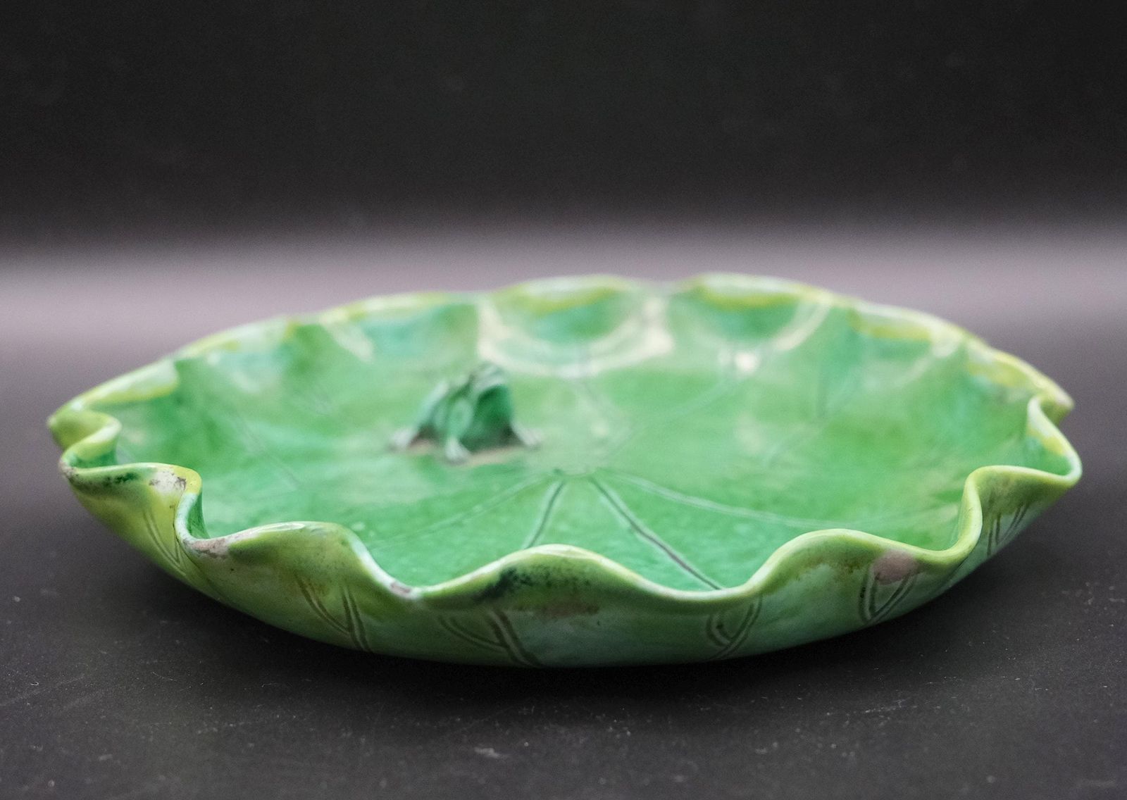 Antiek Chinees groen geglazuurd lotusblad schaaltje met kikker, Qing/Republiek periode, keramiek in natuurvorm photo Kunst