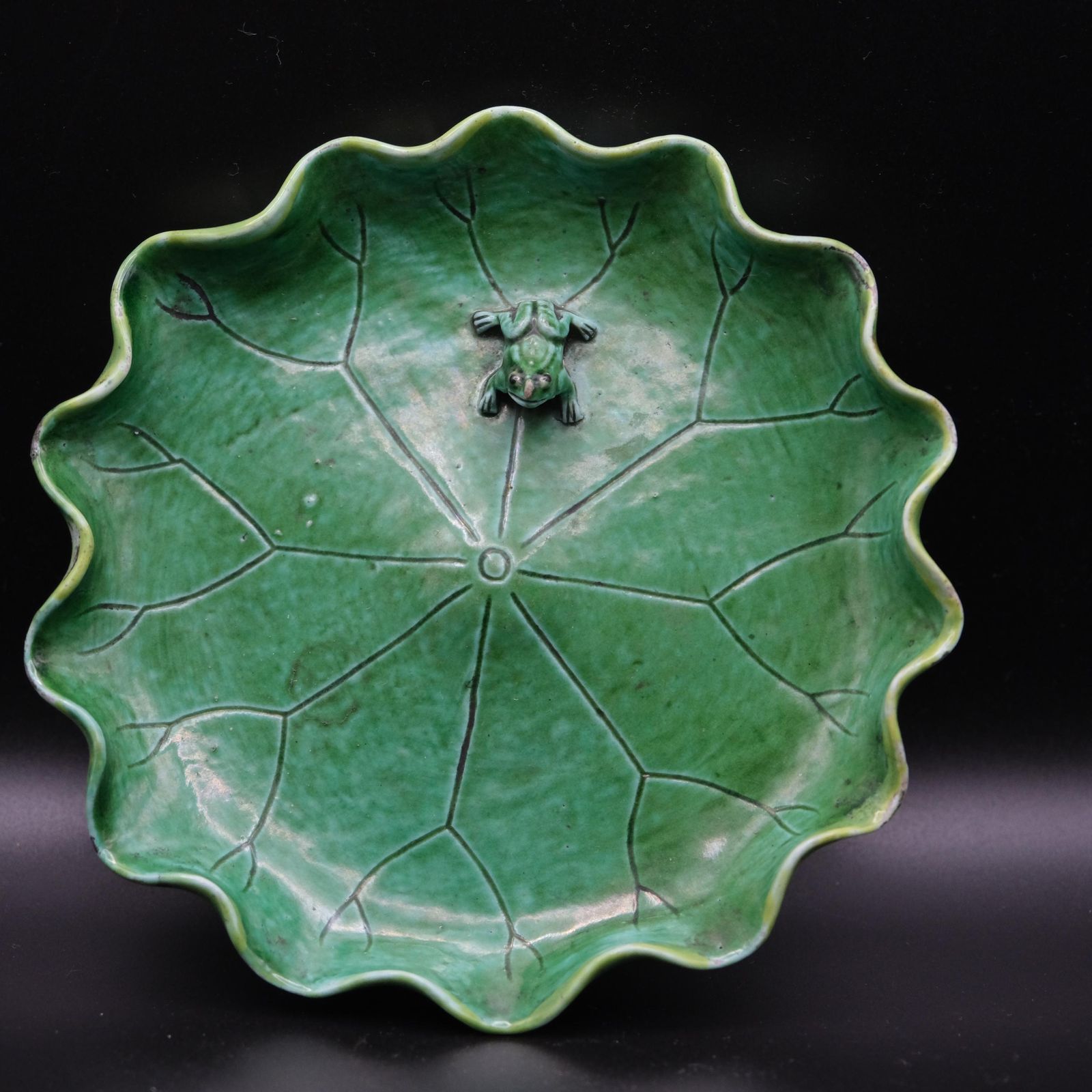 Antiek Chinees groen geglazuurd lotusblad schaaltje met kikker, Qing/Republiek periode, keramiek in natuurvorm photo buy