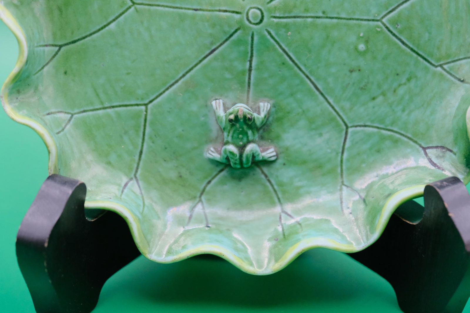 photo vintage Antique Chinese Green Glaze Lotus Leaf Dish With Frog, Qing/Republic Period, Nature Form Ceramic