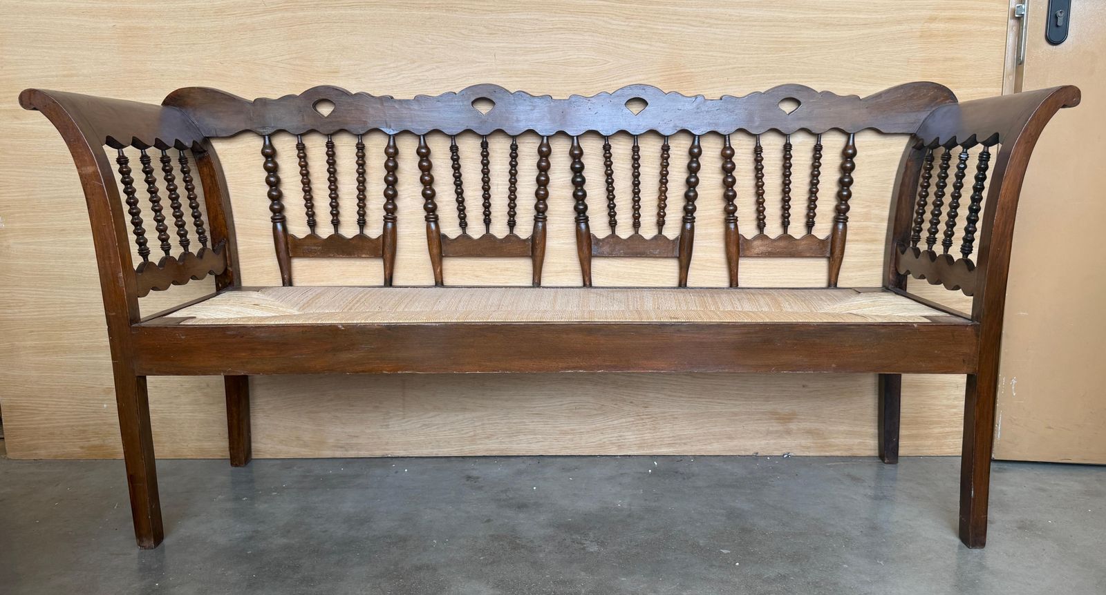 Banc catalan du XXe siècle en noyer, siège et accoudoirs tapissés photo for sale