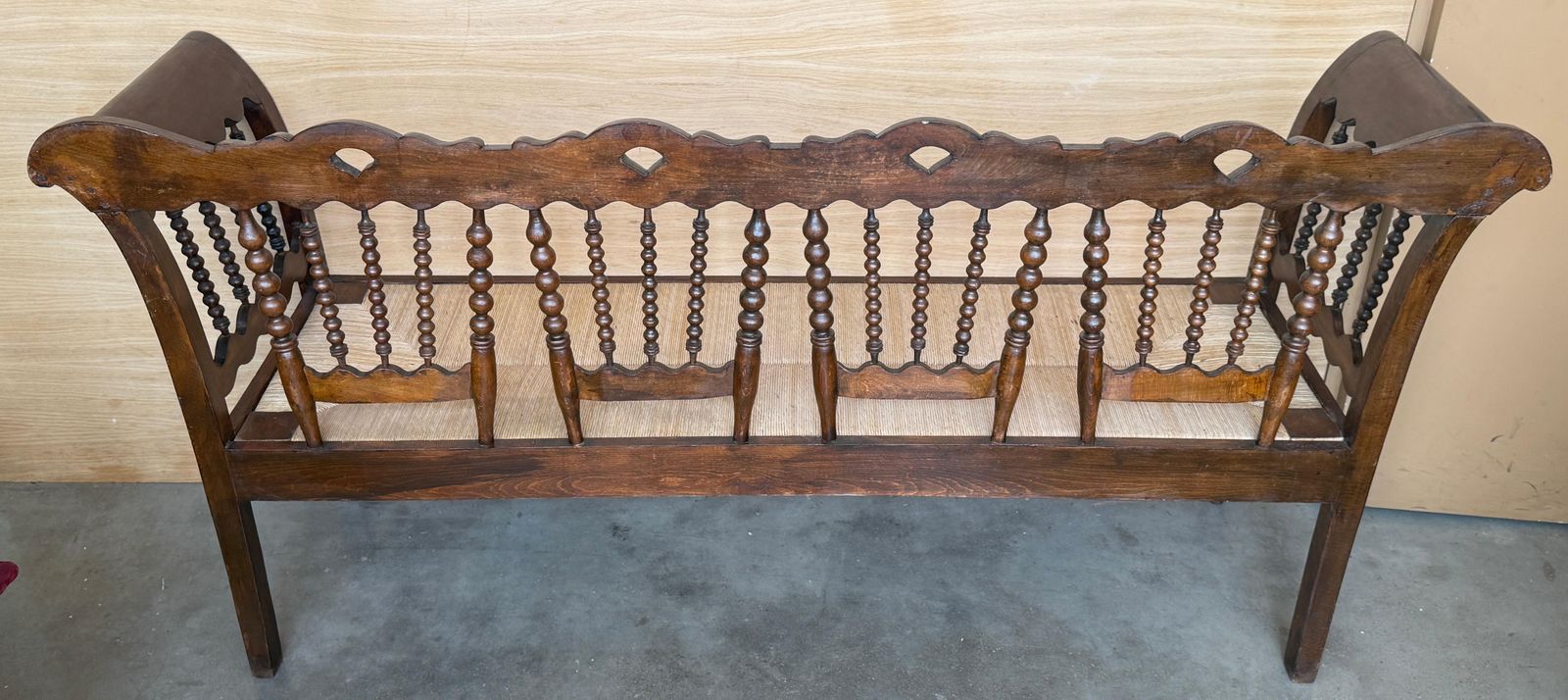 Banc catalan du XXe siècle en noyer, siège et accoudoirs tapissés photo vinterior