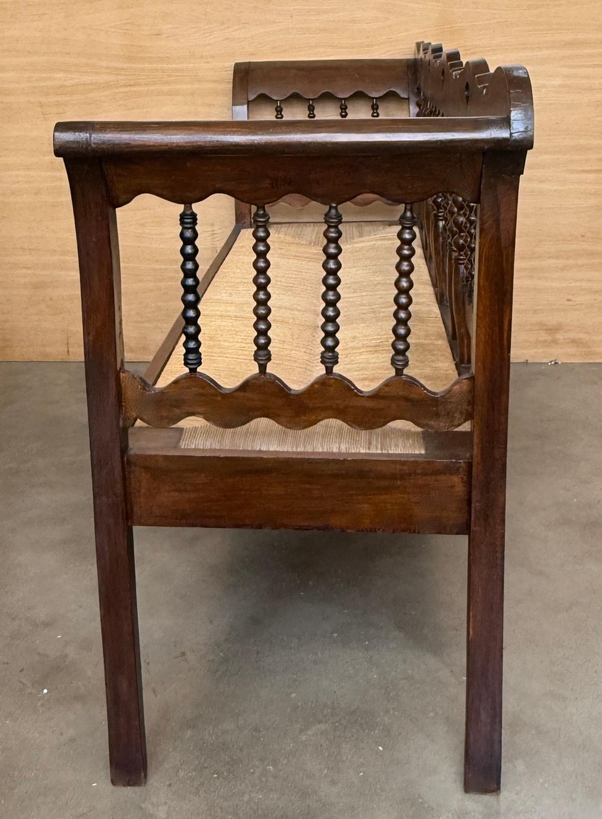 photo furniture Banc catalan du XXe siècle en noyer, siège et accoudoirs tapissés
