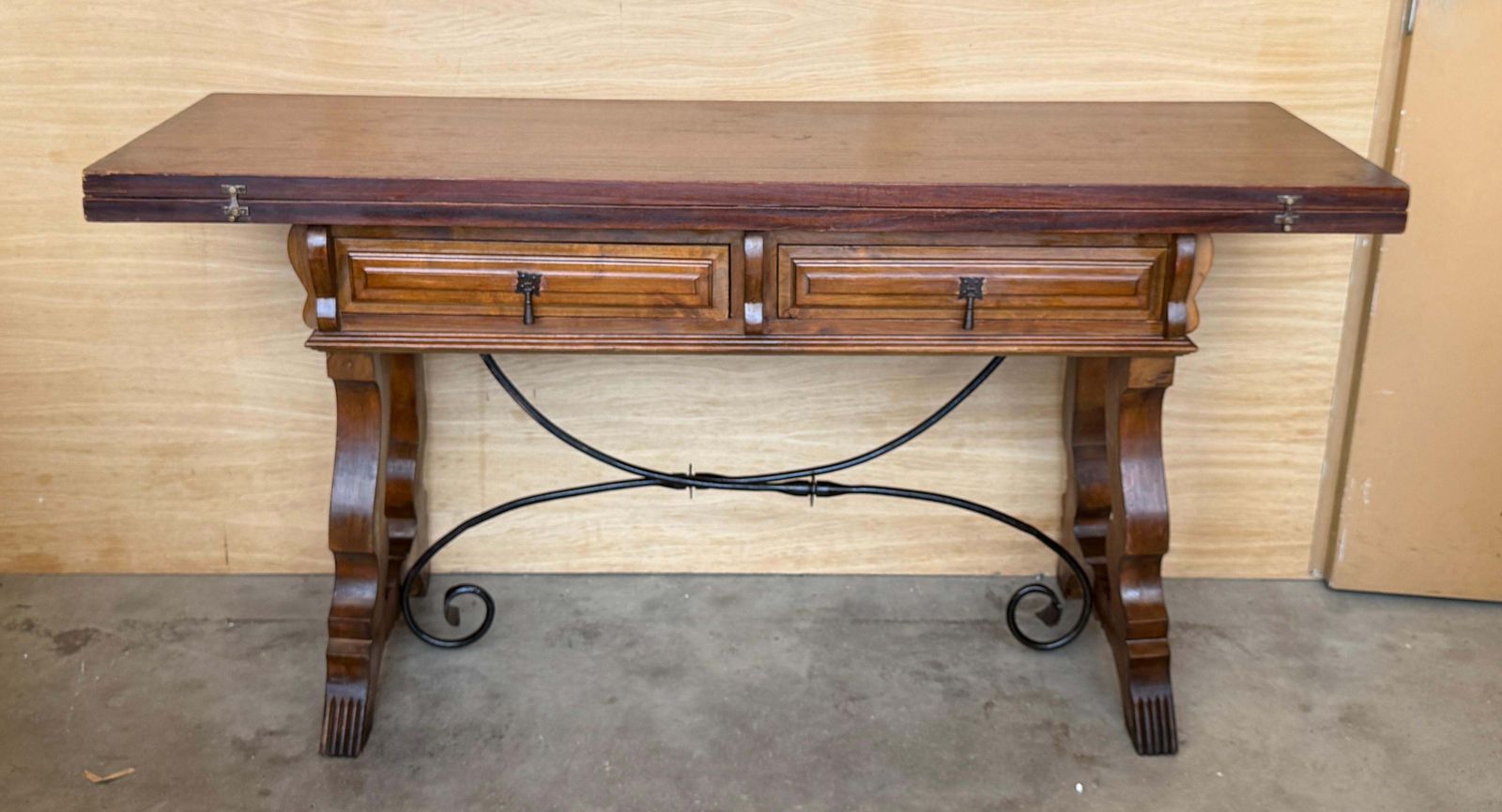 Console espagnole du XXe siècle à abattant, en fer forgé avec deux tiroirs photo furniture