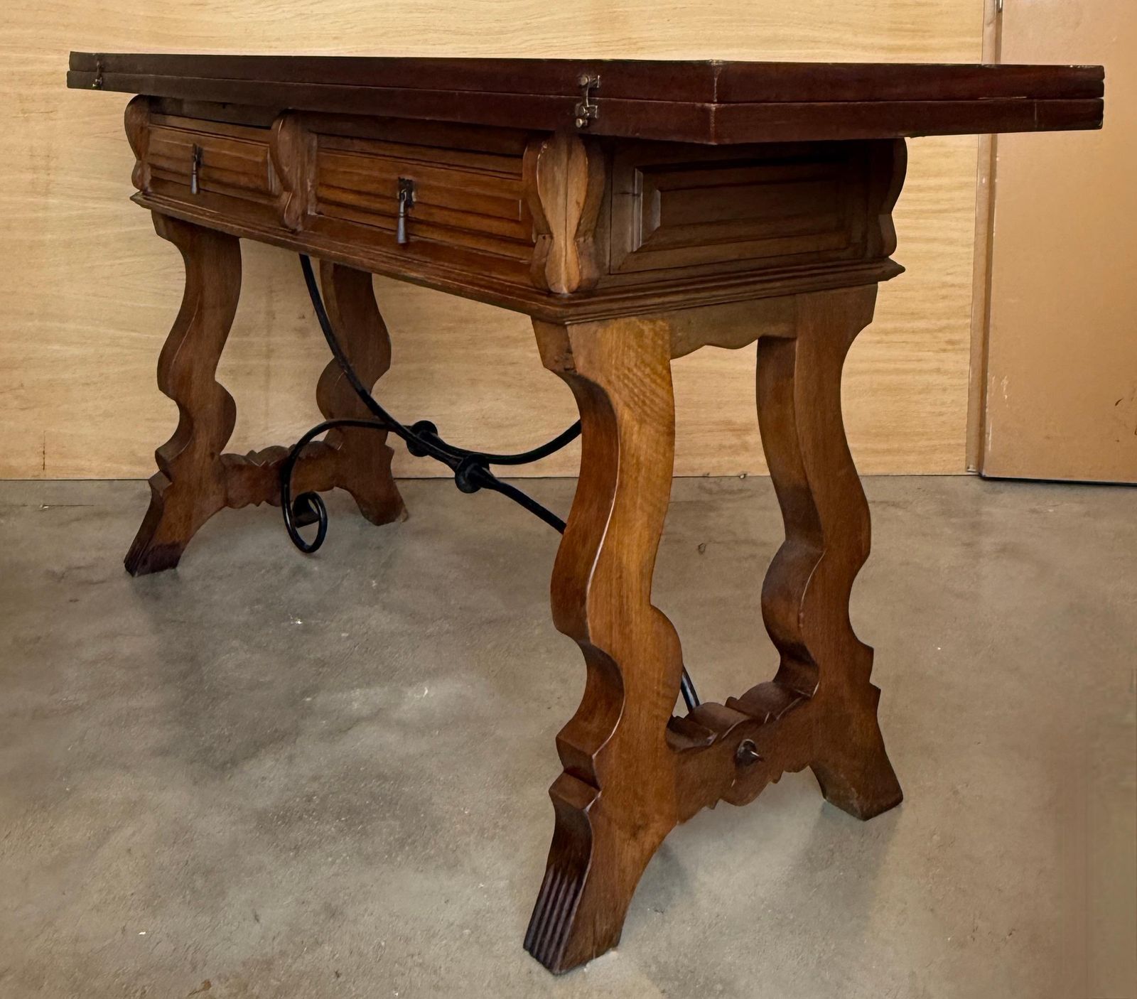 Console espagnole du XXe siècle à abattant, en fer forgé avec deux tiroirs photo for sale