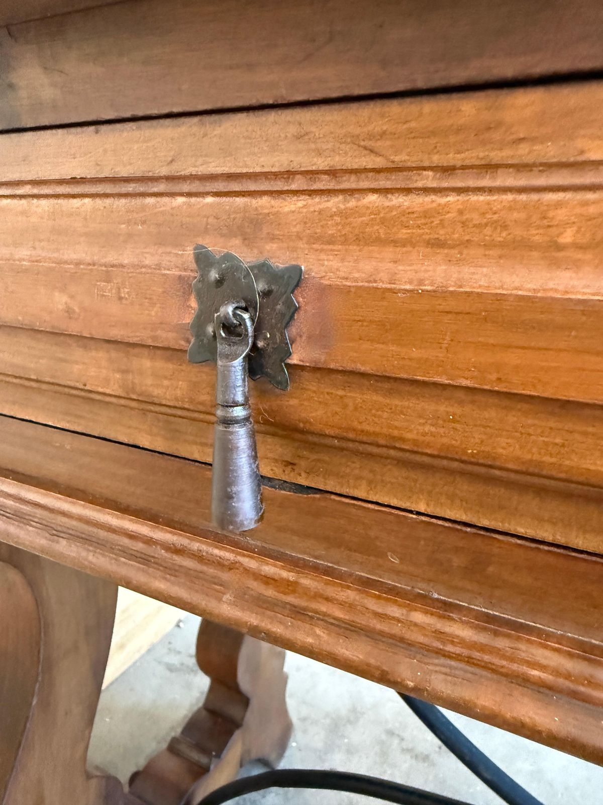 Mobilier Console espagnole du XXe siècle à abattant, en fer forgé avec deux tiroirs photo