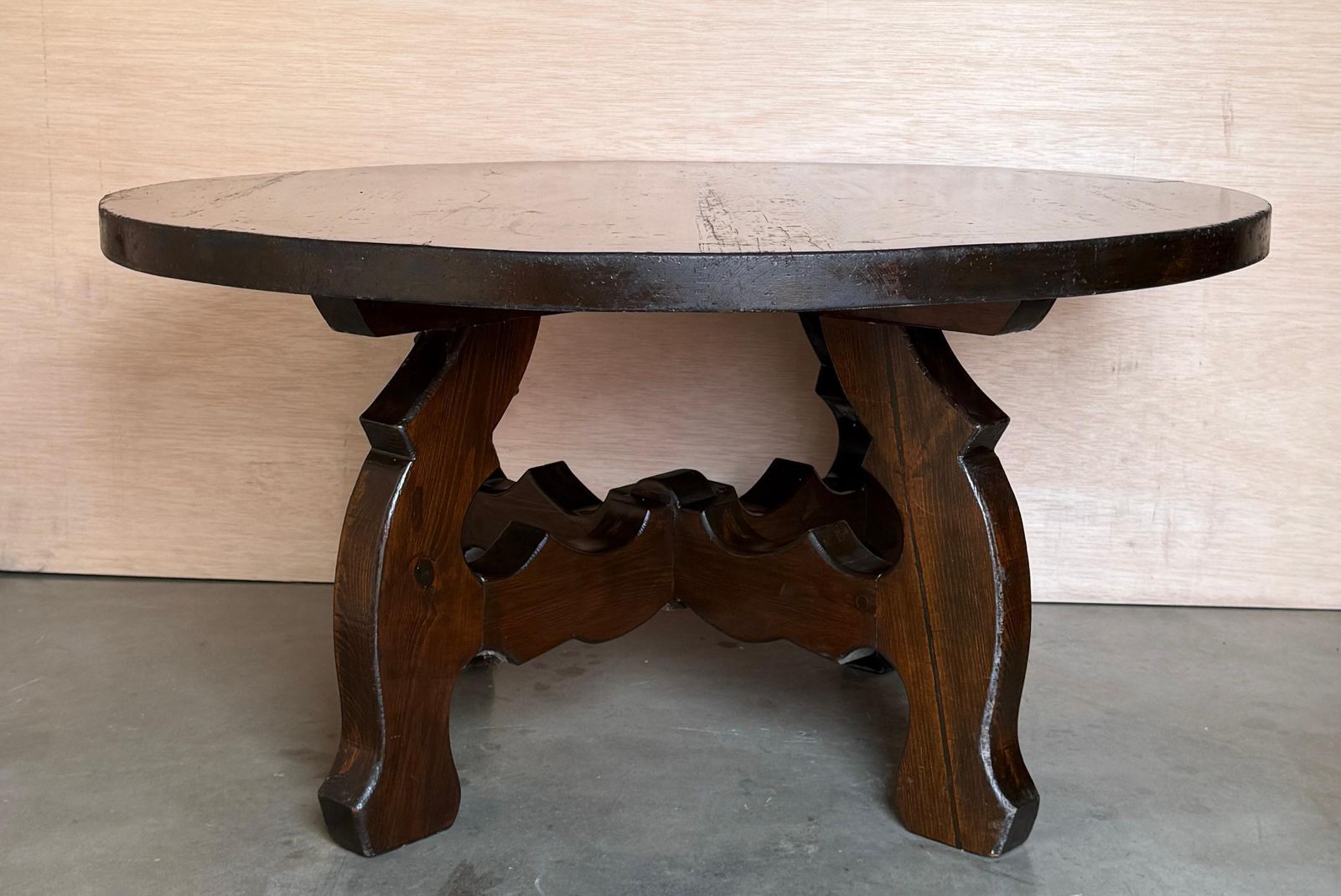 Table basse espagnole rustique en noyer massif, plateau rond et piètement en tréteau à lyres sculptées, années 1940 photo Mobilier