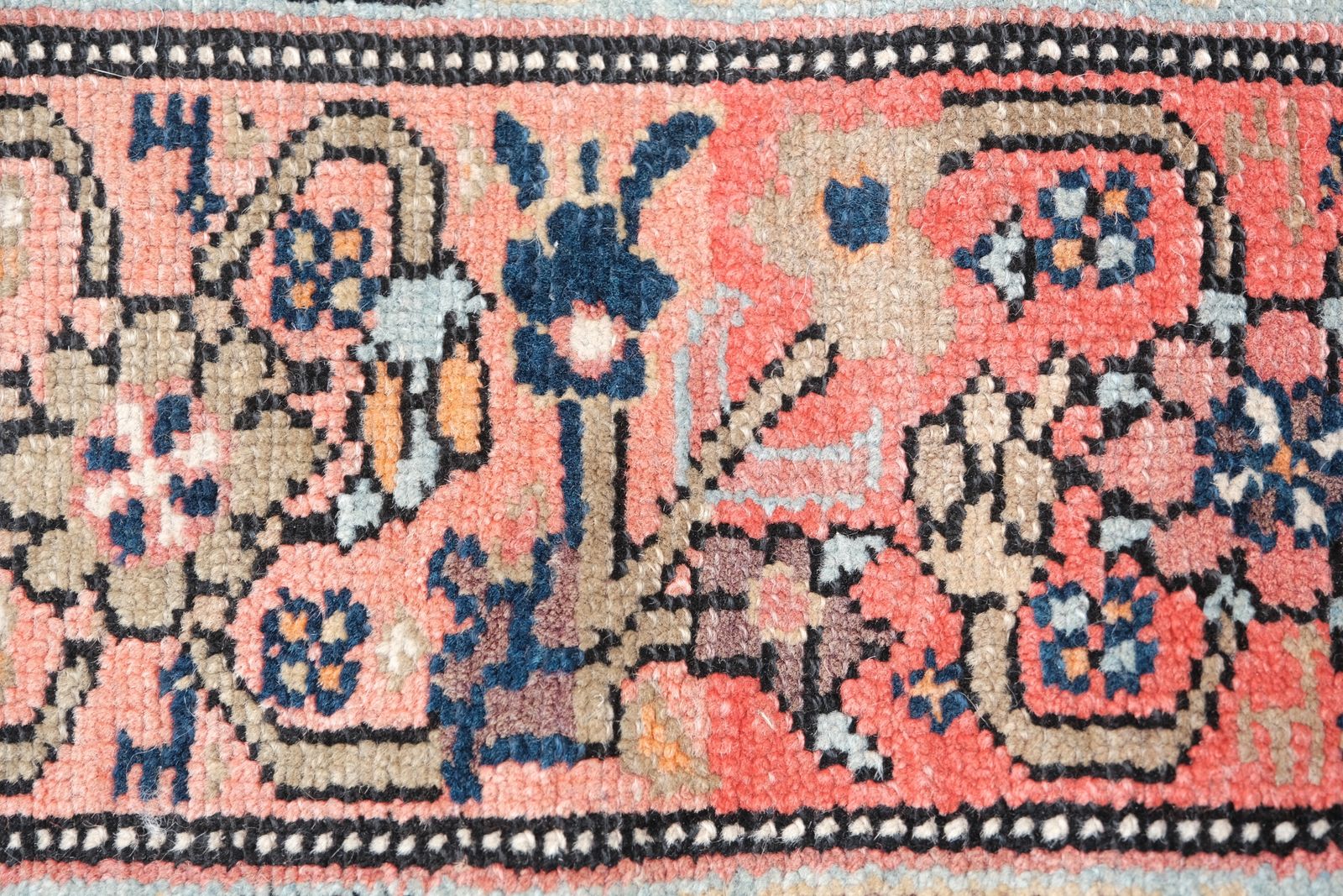 photo vintage Antiek vloerkleed in twee tinten, roze en blauw