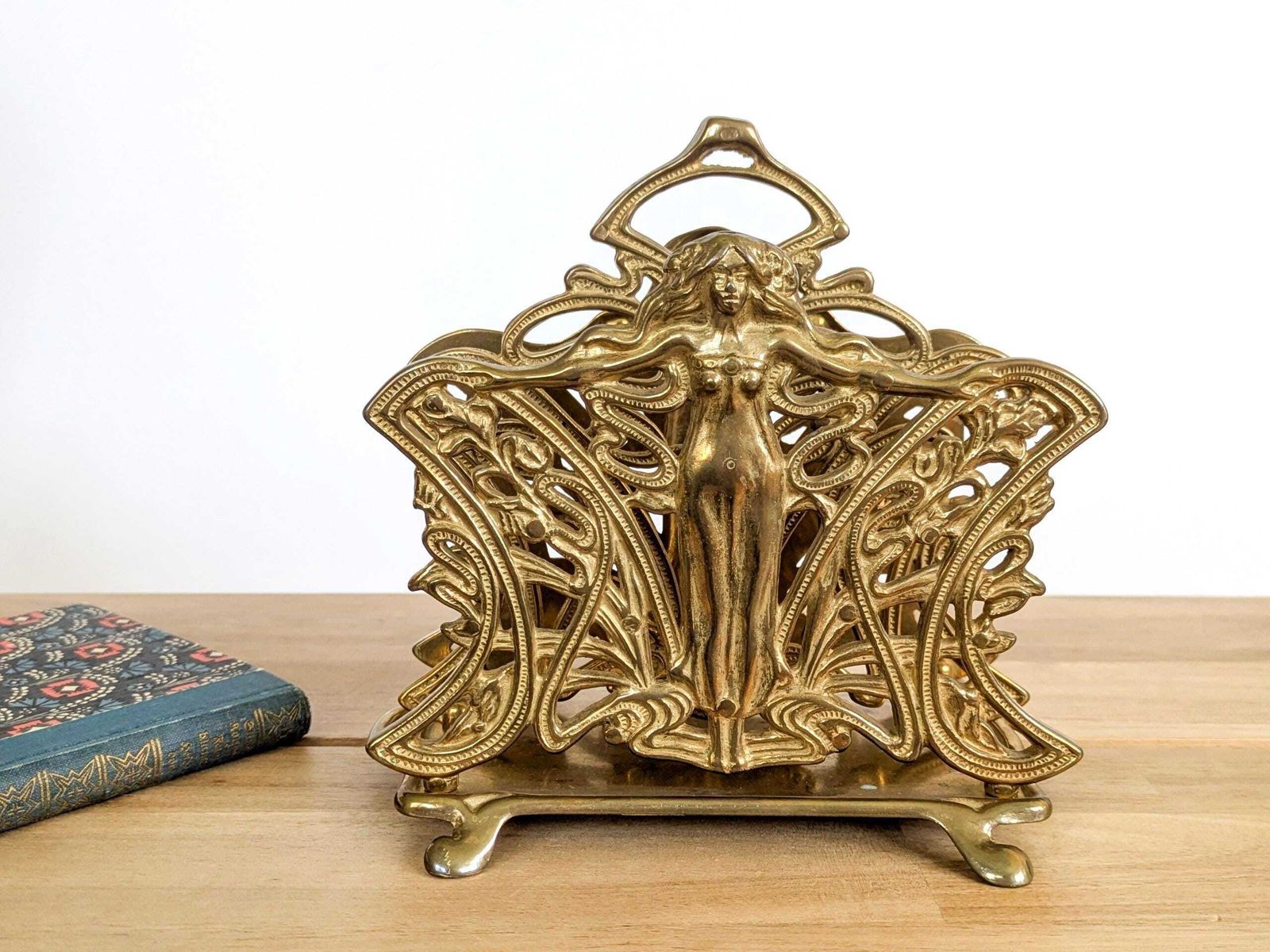 Vintage Frans art nouveau messing brievenhouder / bureauorganizer / servethouder met nimffiguur
