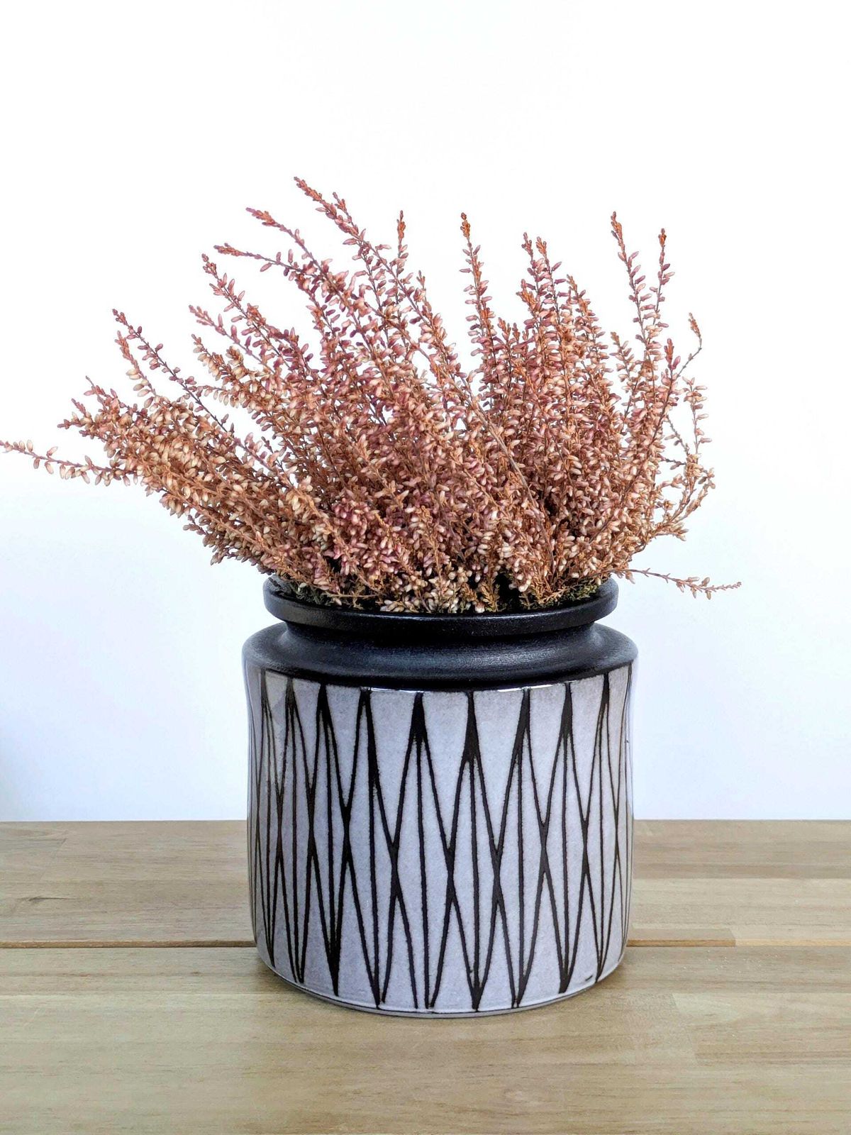 Mid-century West-Duits keramiek – plantenpot / vaas met geometrisch sgraffito – Köln – gesigneerd – studio-aardewerk photo furniture