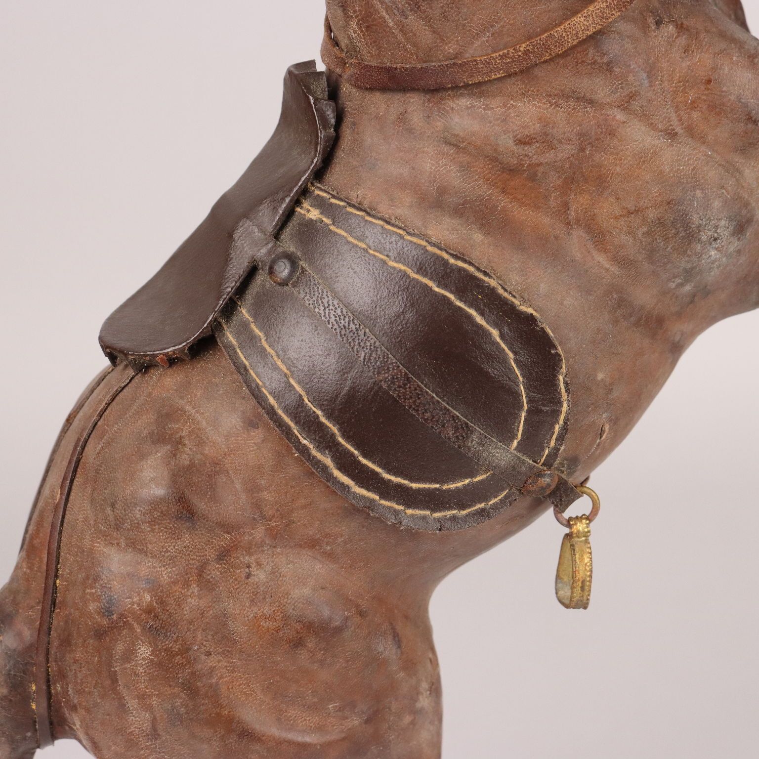 Cheval cabré recouvert de cuir d'époque, Italie, XXe siècle photo 350.0