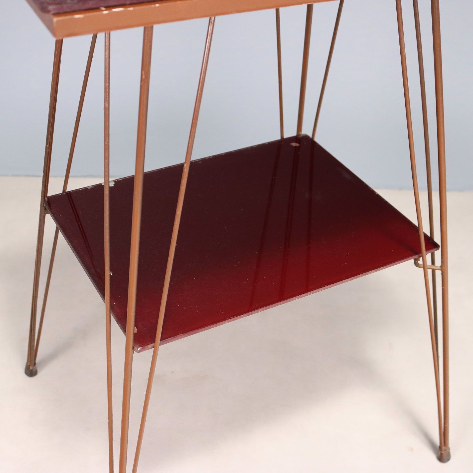 photo furniture Vintage bijzettafel, metalen frame, dubbel glazen blad, Italië jaren 1960