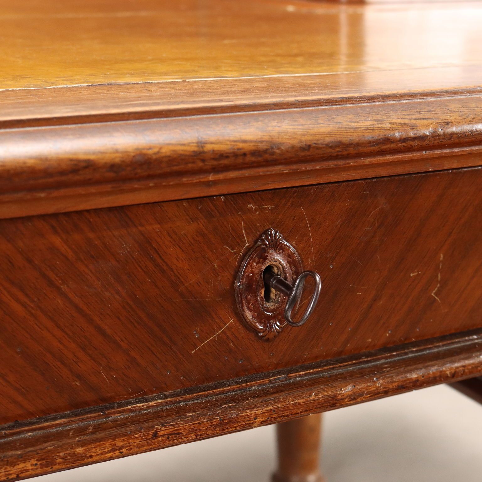 Bureau d'époque en noyer, insert en cuir et tiroirs, Italie, fin du XIXe siècle photo buy