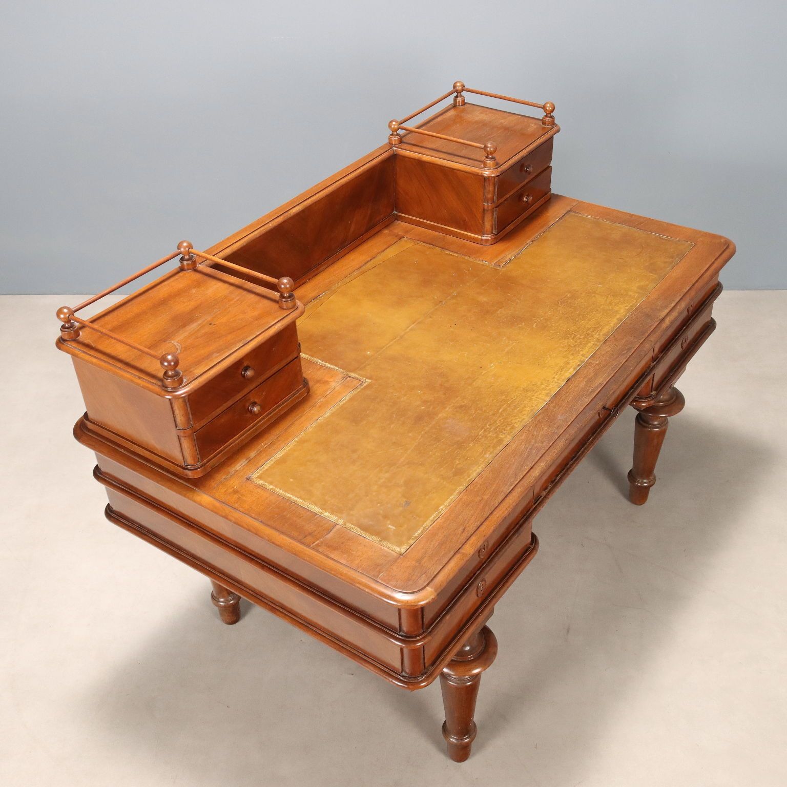 photo furniture Bureau d'époque en noyer, insert en cuir et tiroirs, Italie, fin du XIXe siècle