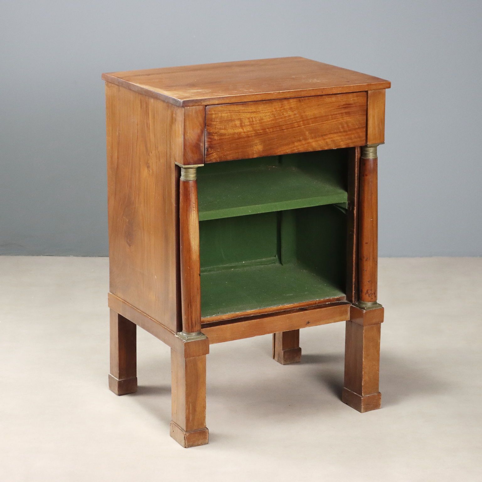 Table de chevet d'époque en placage de noyer sur peuplier, XIXe siècle