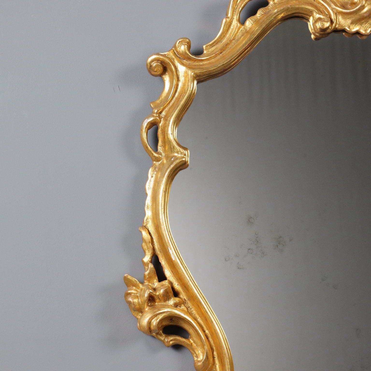 Miroir de style Barocchetto en bois doré sculpté photo 590.0