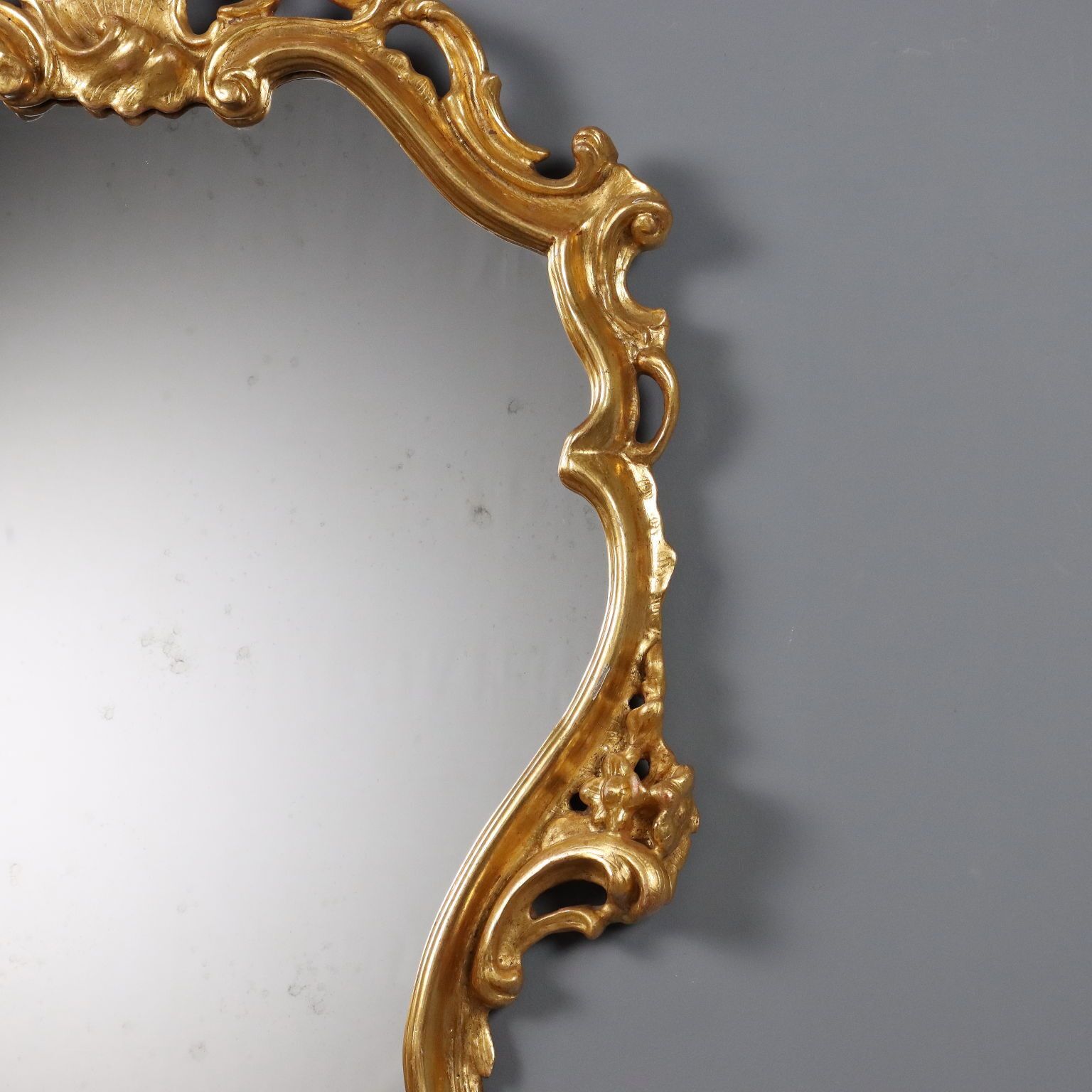 Miroir de style Barocchetto en bois doré sculpté photo vinterior