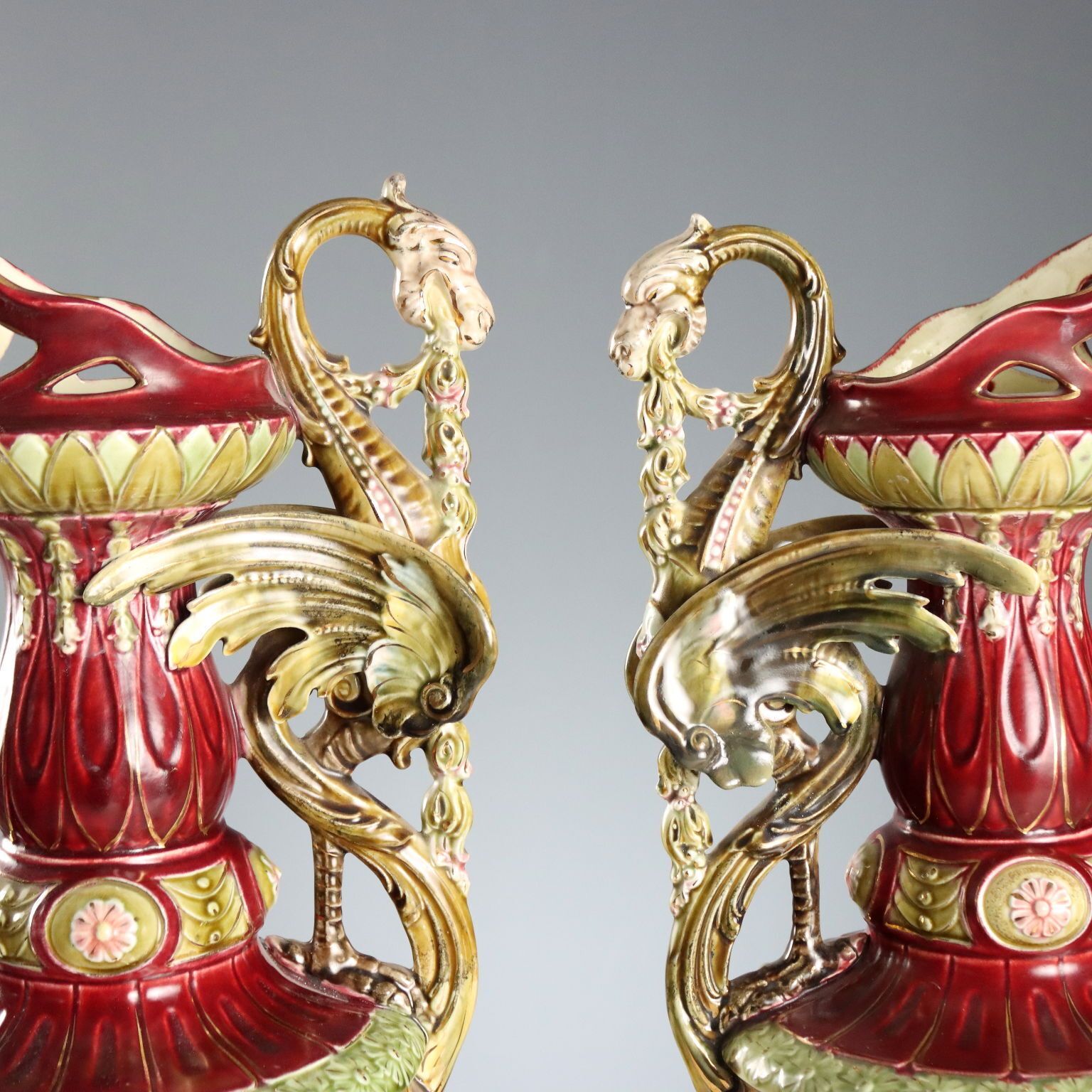 Pichets d'époque Jugendstil en céramique polychrome, XIXe siècle photo Décoration
