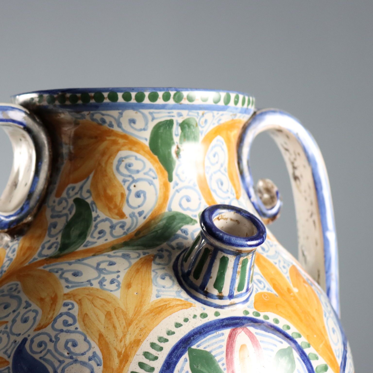 Antiek Amphora handgeschilderd majolica Italië 20e eeuw photo for sale