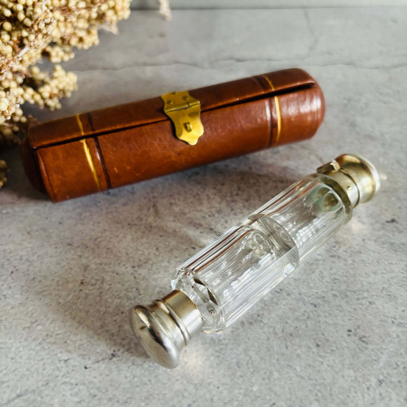 Antiek glazen dubbelzijdig reukflesje met etui