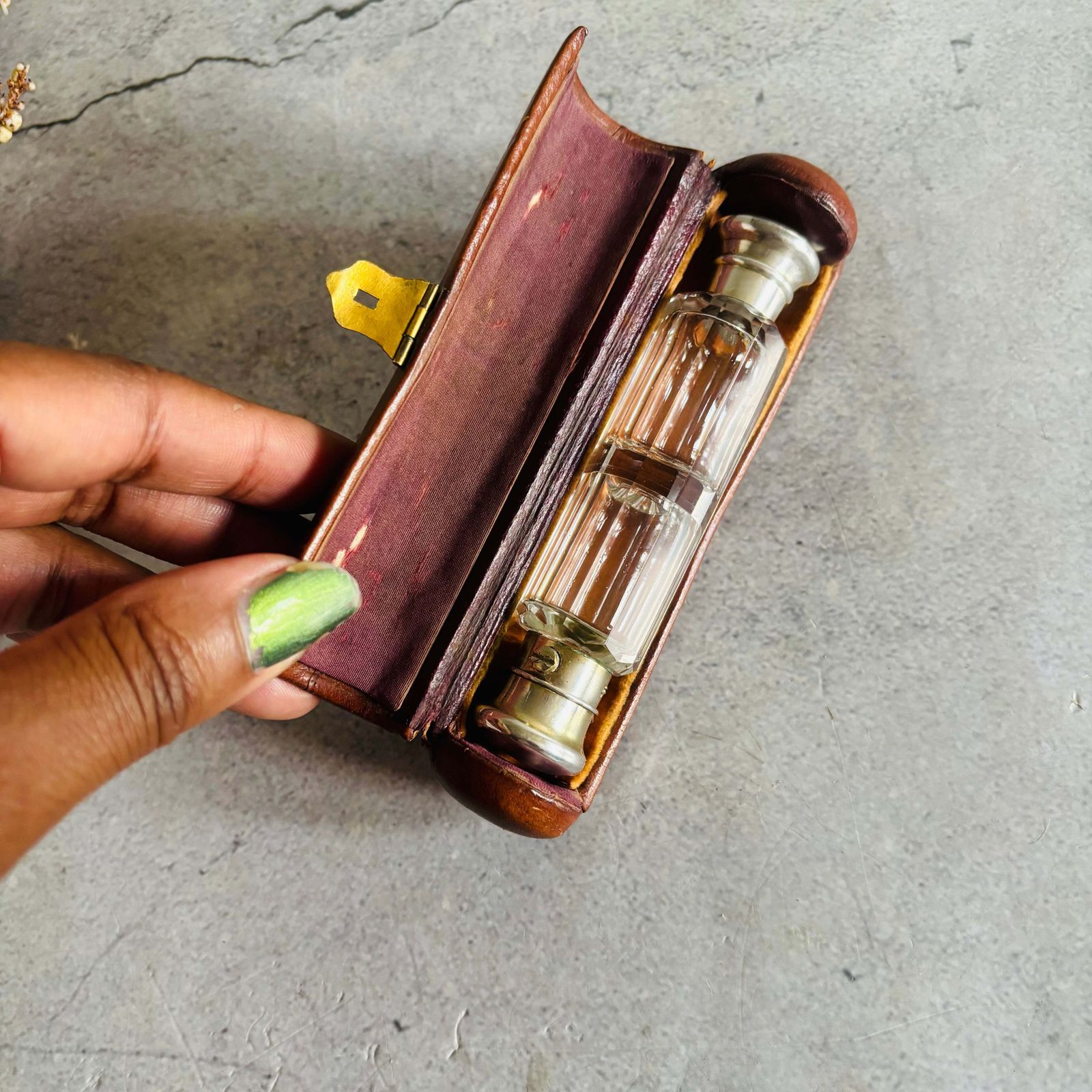 photo vintage Antiek glazen dubbelzijdig reukflesje met etui