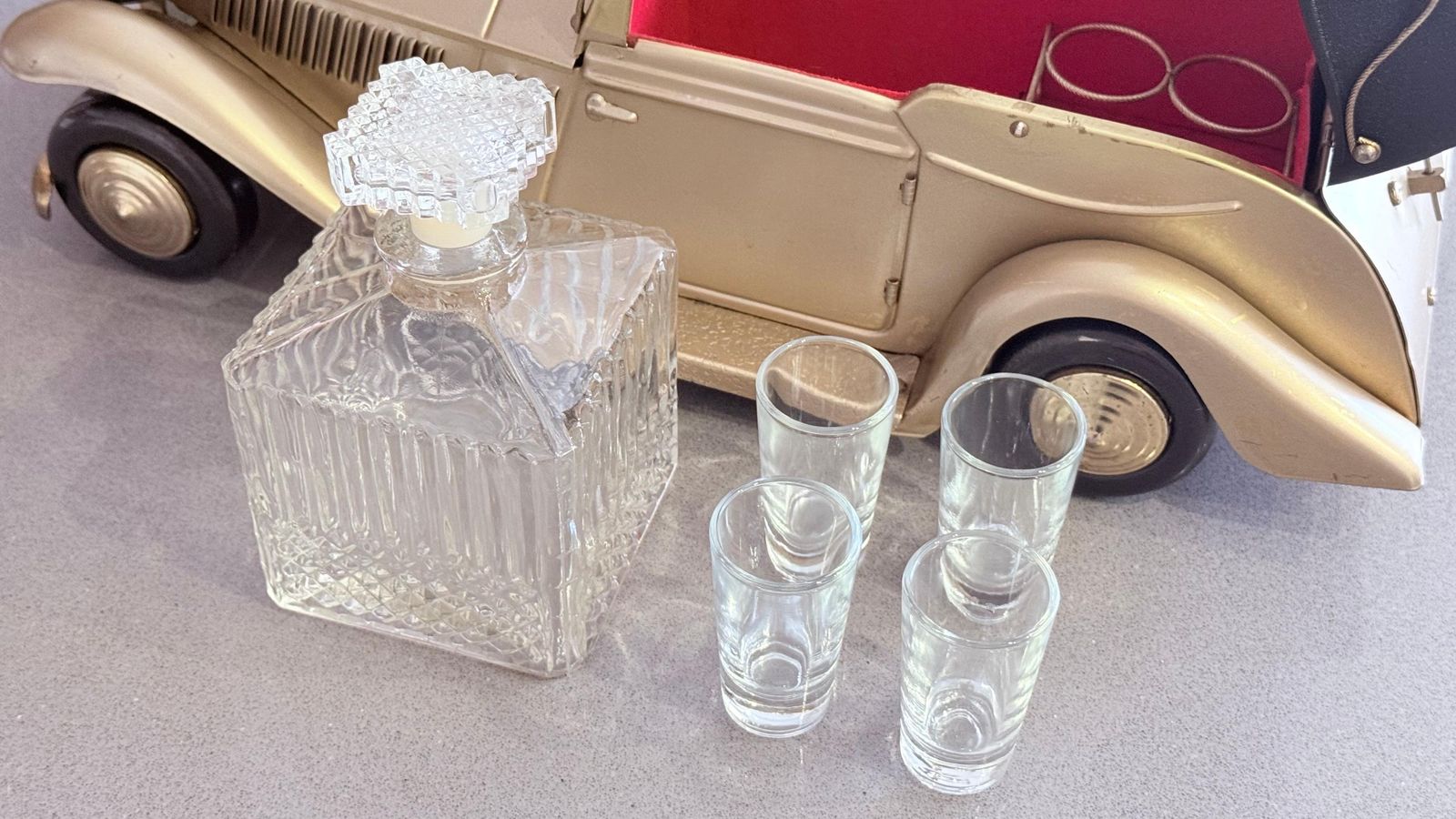 photo vinterior Service à décanter musical d'époque Rolls Royce avec carafe en cristal et 4 verres à liqueur