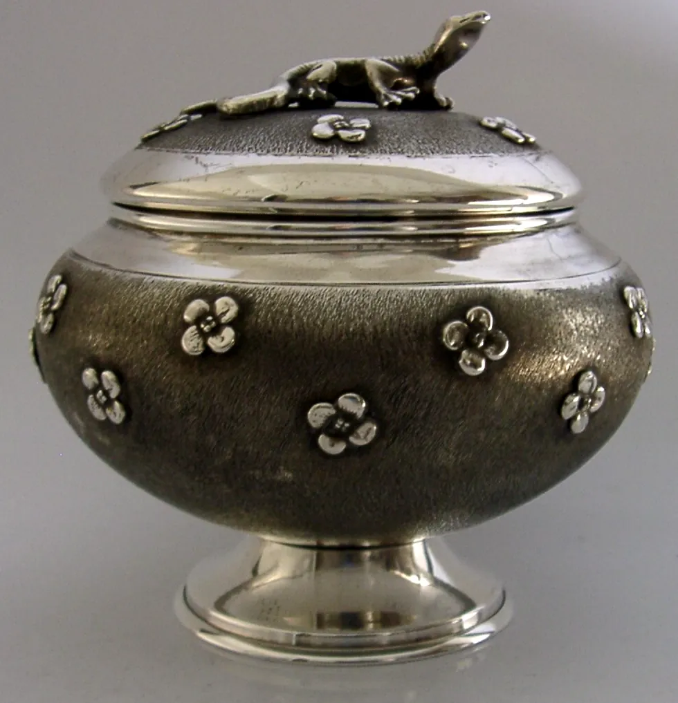 Boîte à thé en argent massif 800 avec lézard, Italie, vers 1950, 185 g photo Décoration