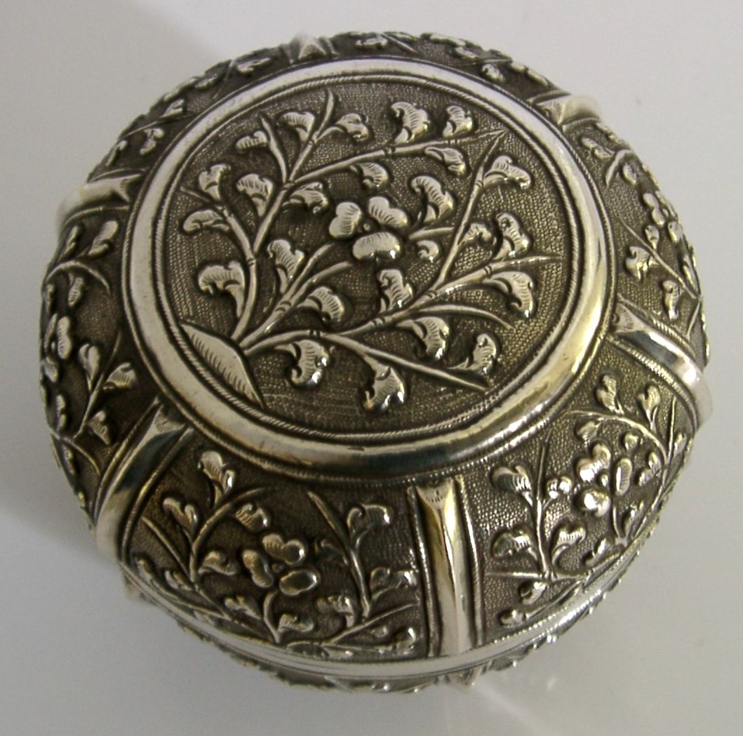 Indo-Chinees exportzilver, massief zilveren doos, ca. 1900, 88 g photo furniture