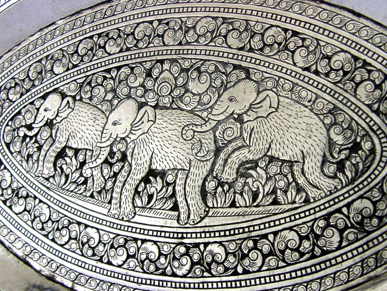 Plateau en argent massif anglo-indien de Ceylan, 212 g, décor d'éléphants d'époque, vers 1920 photo for sale