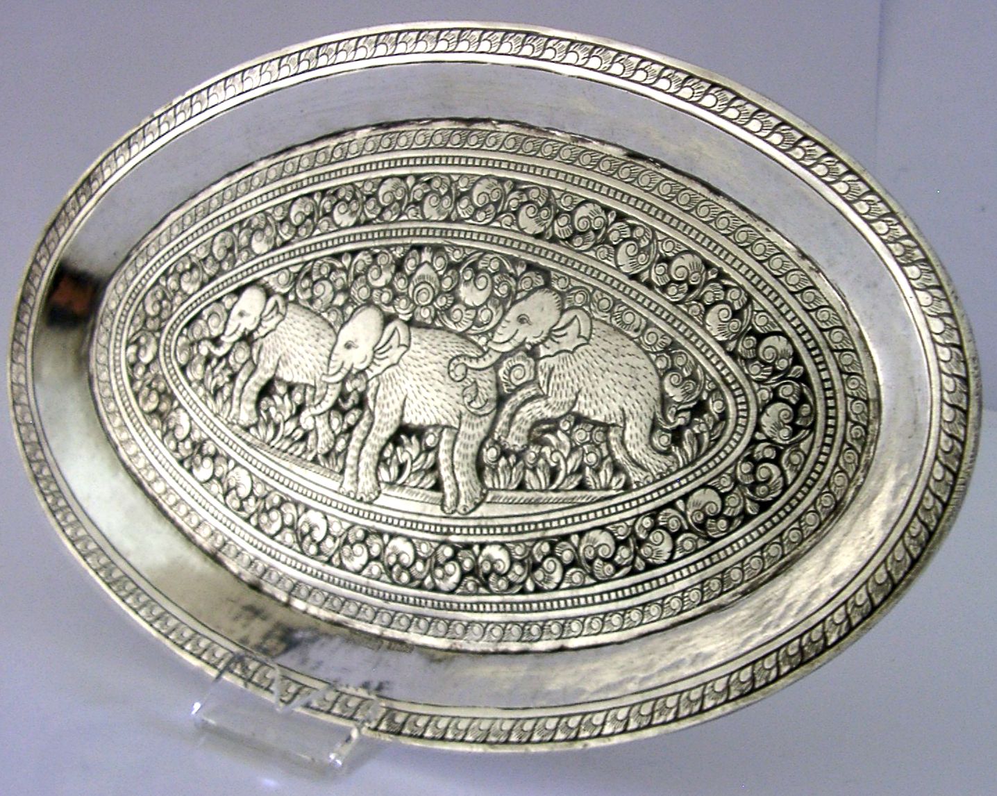 Plateau en argent massif anglo-indien de Ceylan, 212 g, décor d'éléphants d'époque, vers 1920