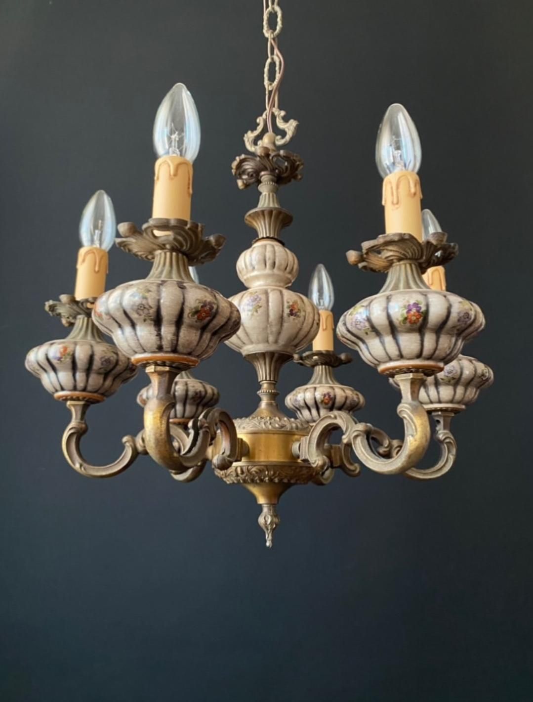 Messing en keramieken kroonluchter, jaren 1960 photo Verlichting