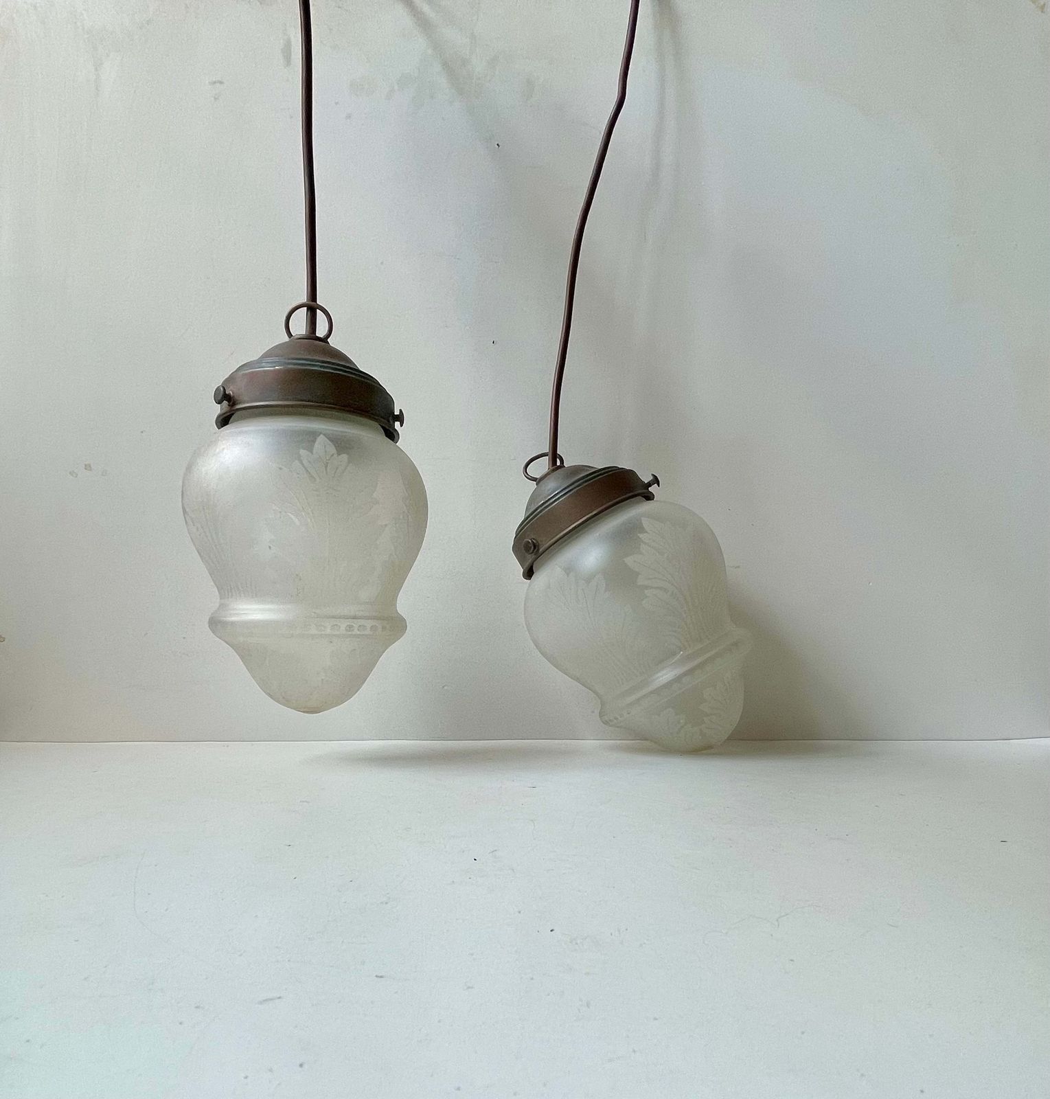 Antieke Edwardiaanse stijl gegraveerde glazen en koperen hanglampen, jaren 1910 photo furniture