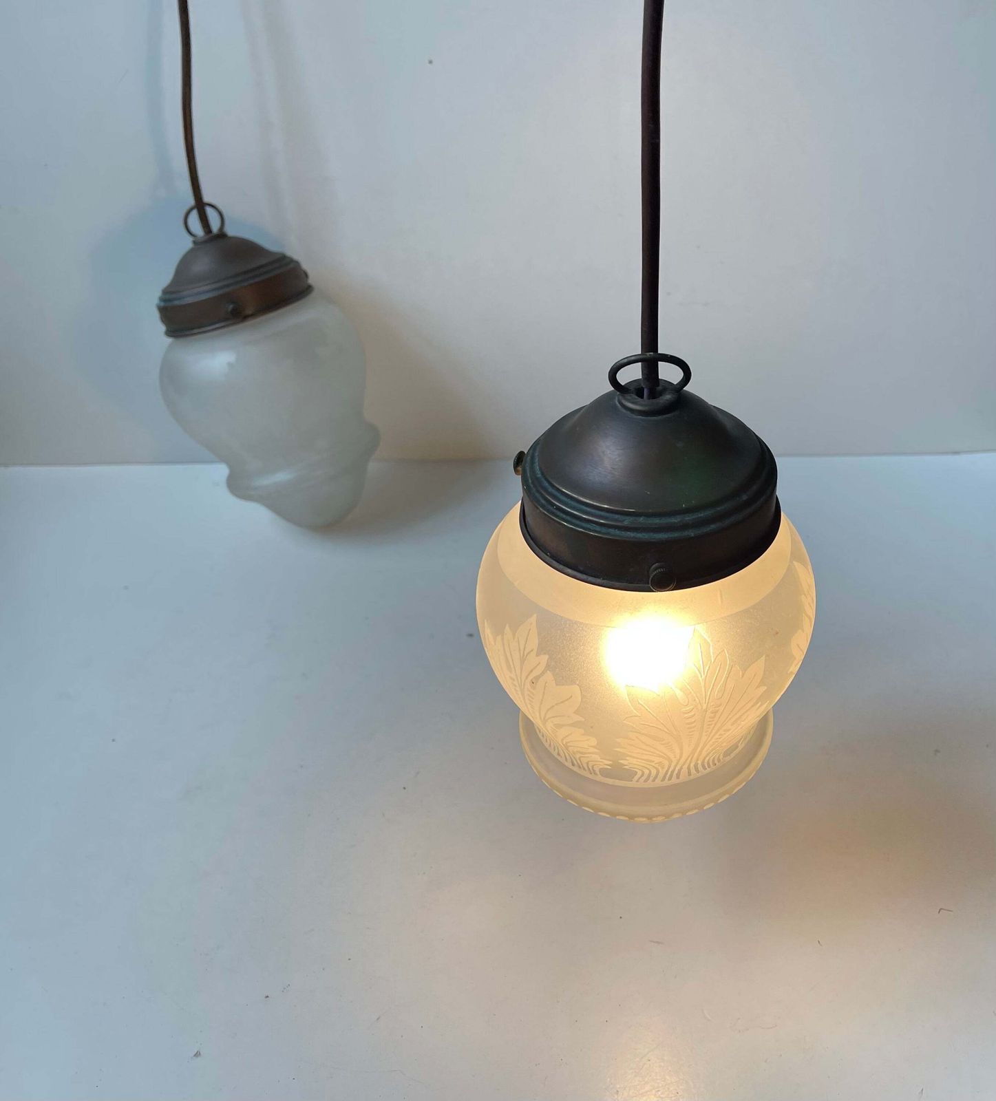 Antieke Edwardiaanse stijl gegraveerde glazen en koperen hanglampen, jaren 1910 photo vinterior