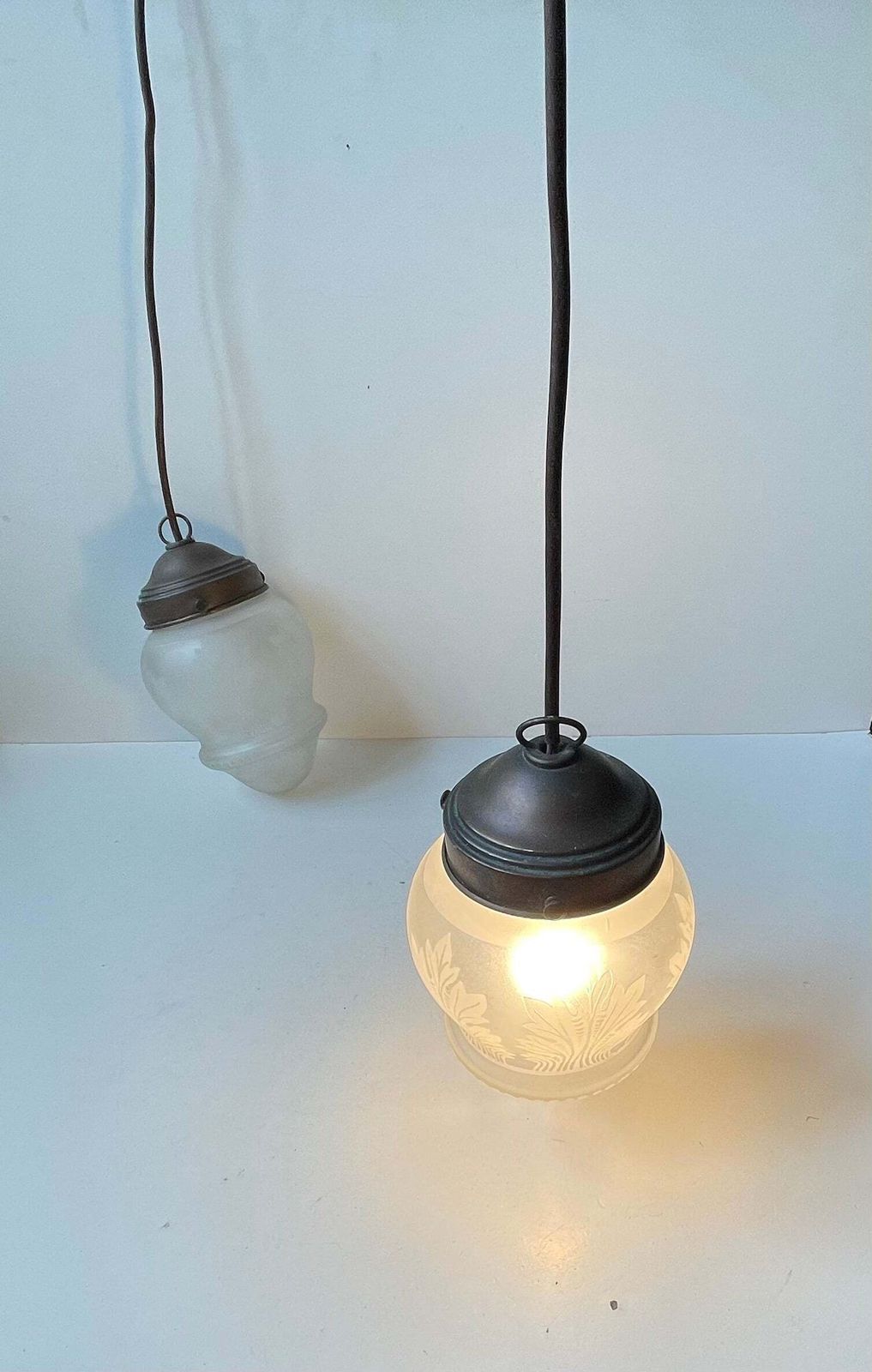 Antieke Edwardiaanse stijl gegraveerde glazen en koperen hanglampen, jaren 1910 photo buy