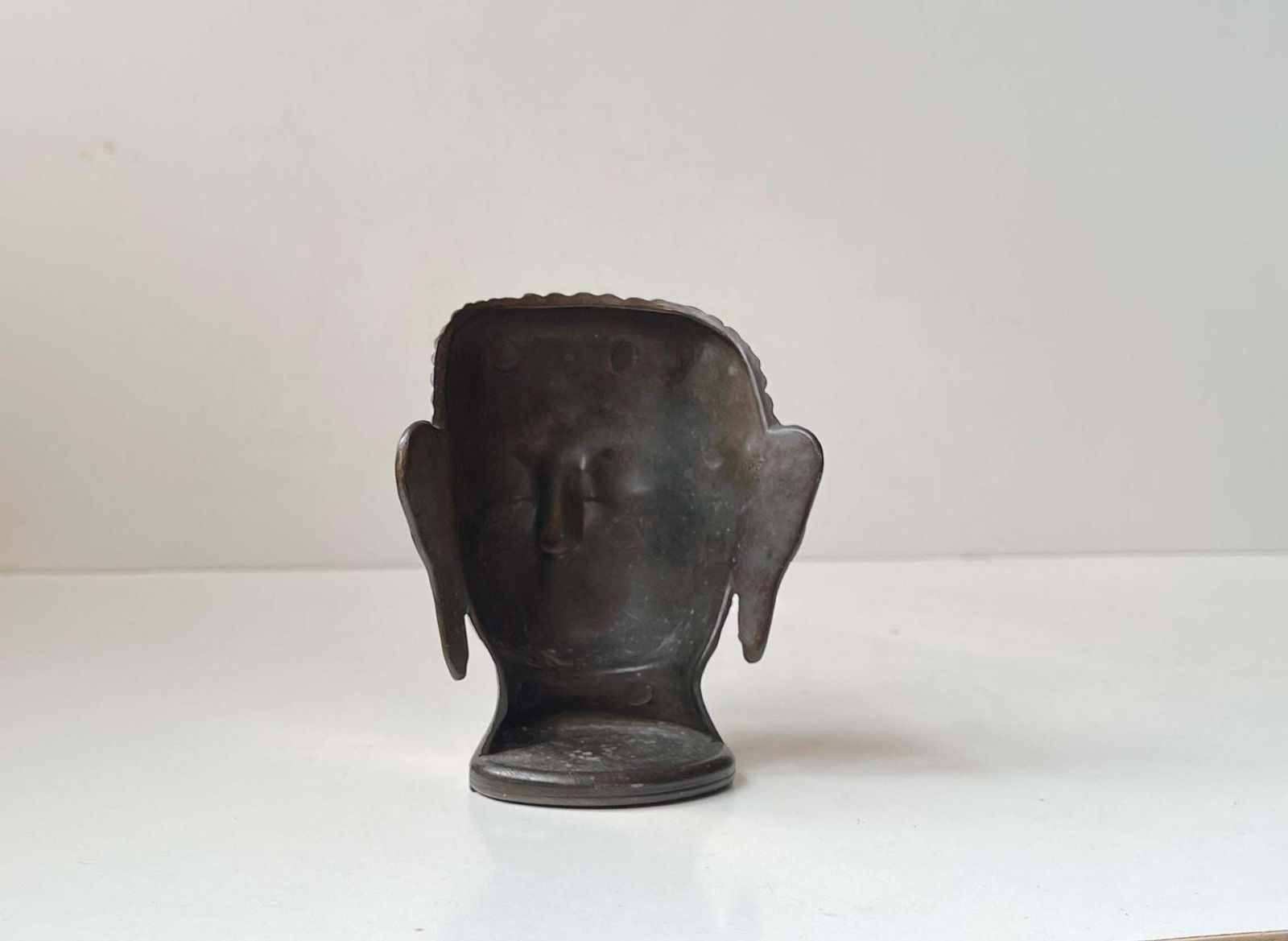 Vintage Boeddhahoofdje van Siddhartha Gautama in messing, gesigneerd door Robert Laffont Edition photo Kunst