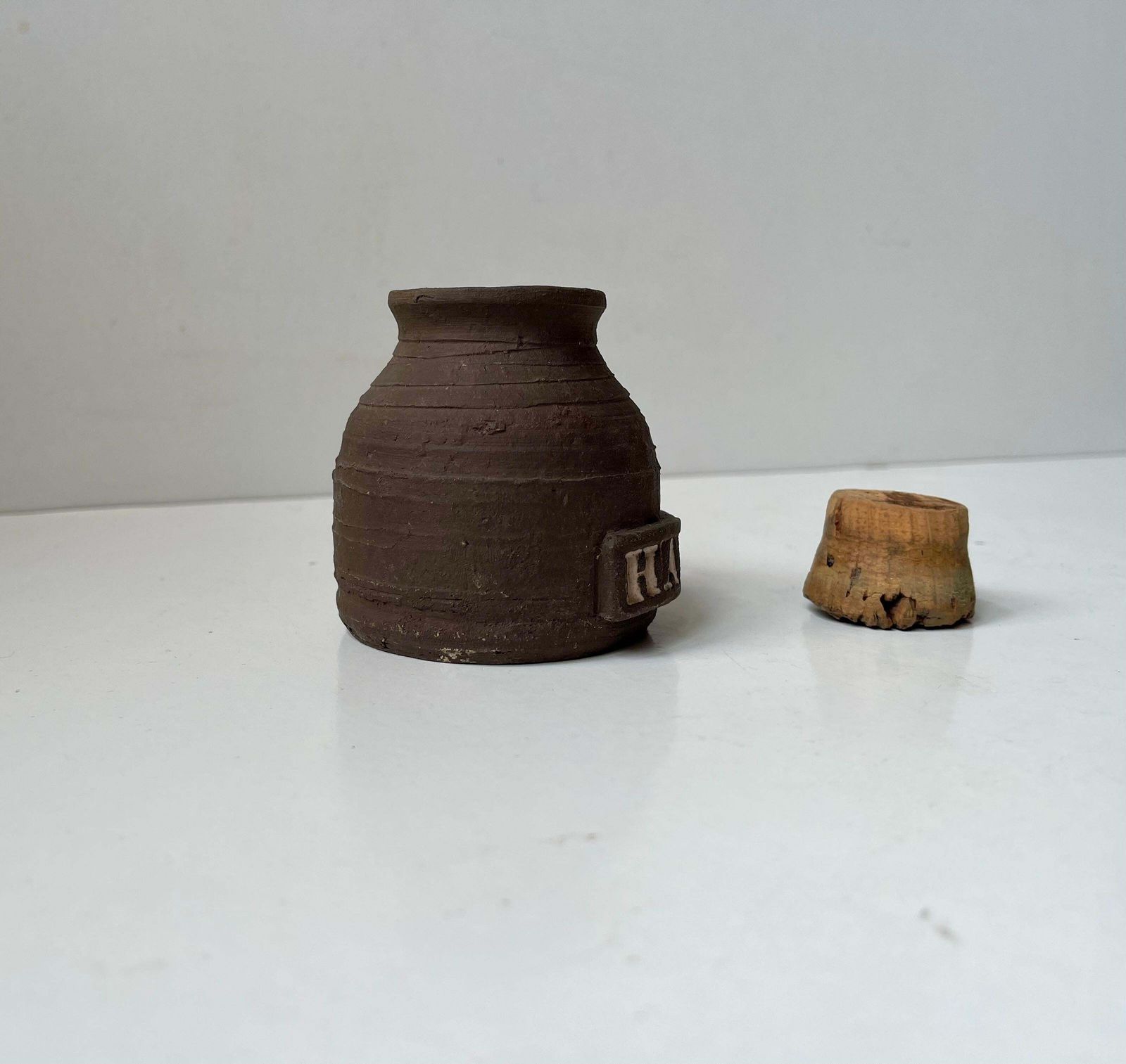 Vintage Deens keramisch hippie-hashpotje van Inge Hjort, jaren 1960 photo Woonaccessoires