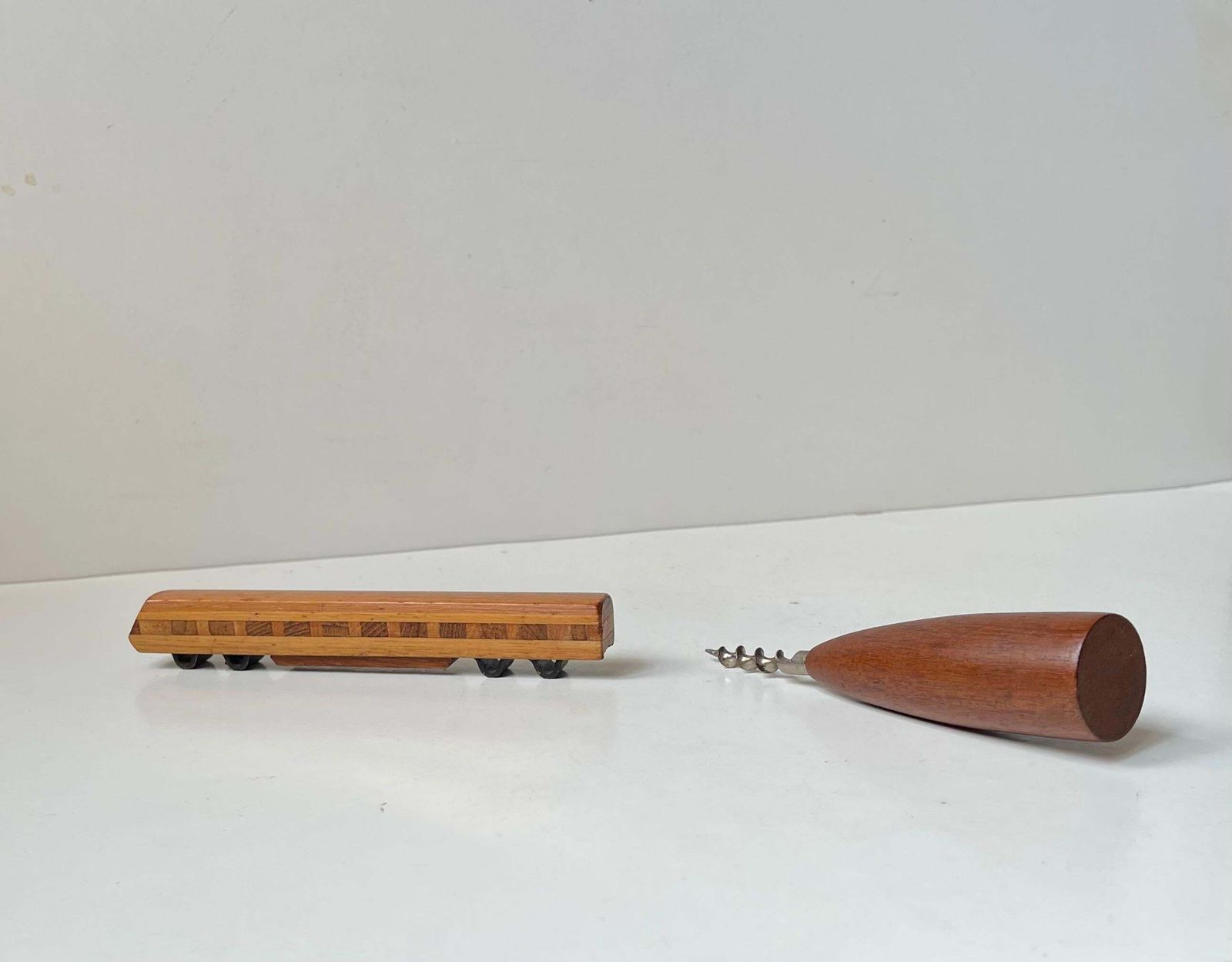 Scandinavische Mid-Century raket kurkentrekker & trein flessenopener, jaren 1960 photo Woonaccessoires