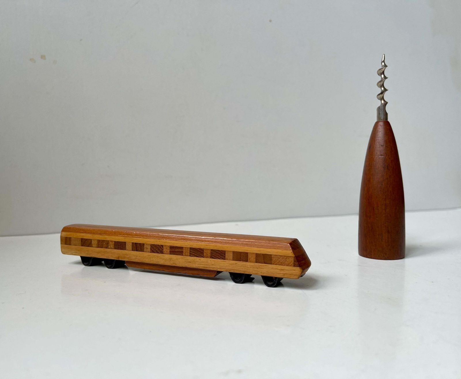 Scandinavische Mid-Century raket kurkentrekker & trein flessenopener, jaren 1960 photo vintage
