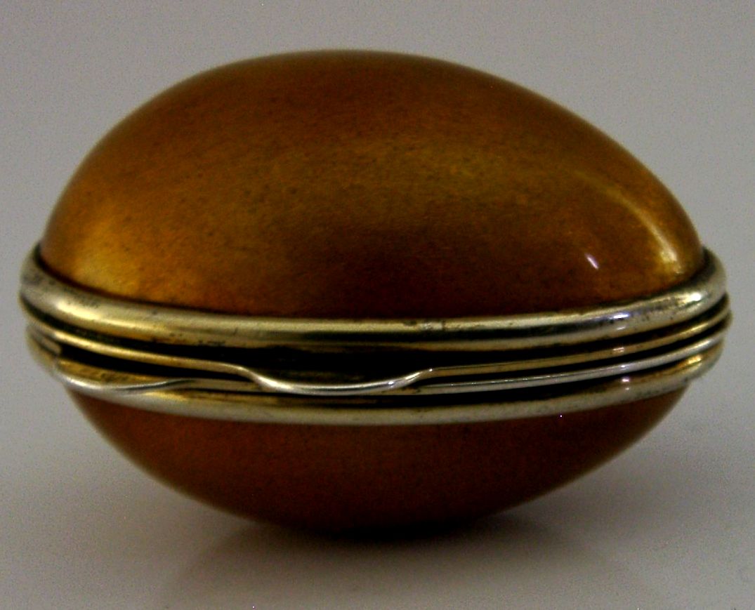 photo furniture Boîte en argent massif sterling doré et émaillé, 1994, 26 g