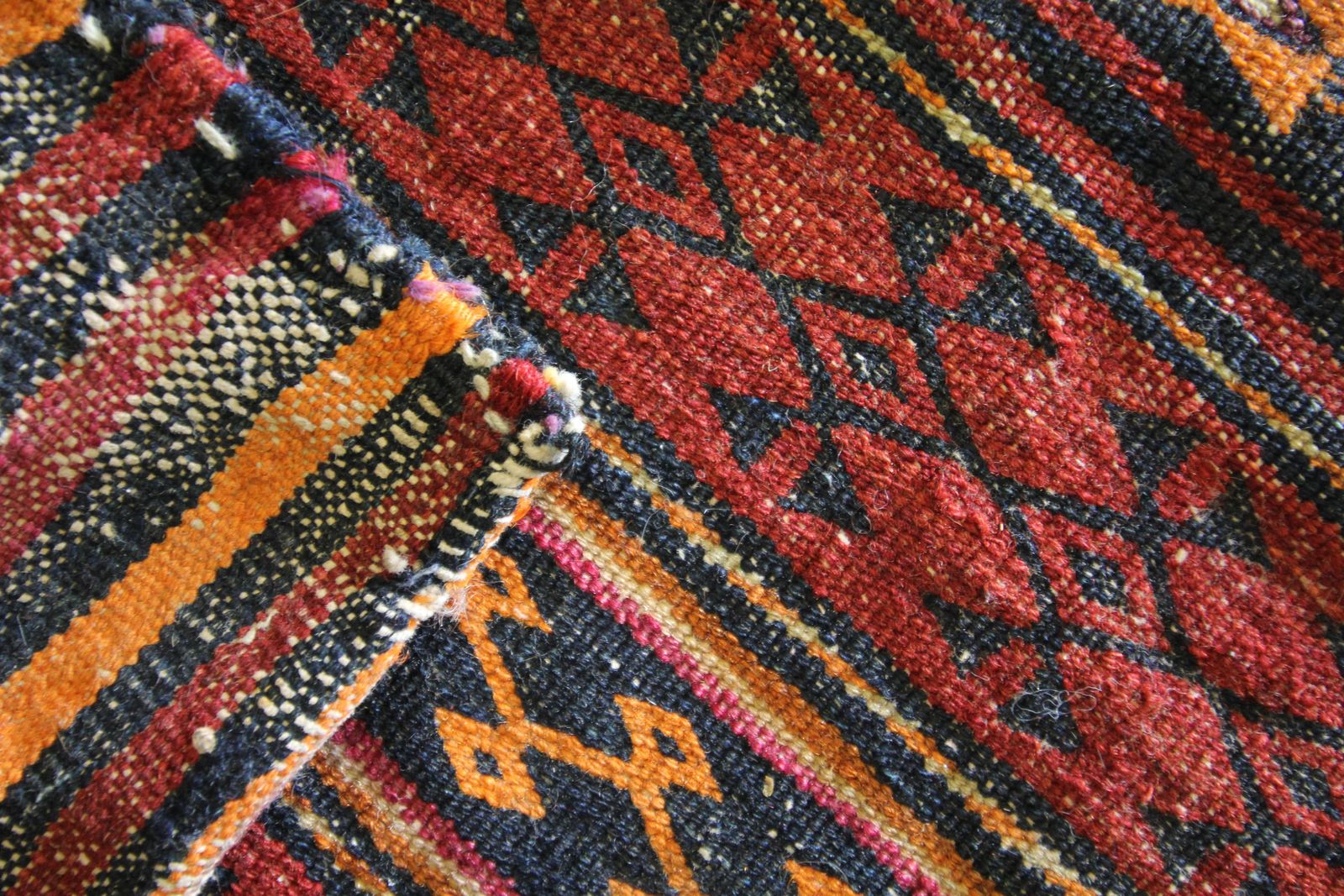 Antiek tapijt zoutzak handgeweven oosters tapijt blauw rood wol zoutzak photo vinterior
