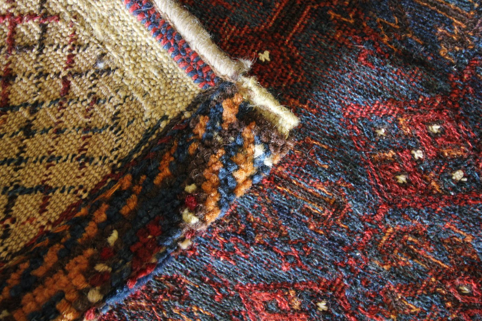 Zeldzame verzamelbare zoutzak, handgeweven oosters tapijt in rood en blauw wol photo Textiel