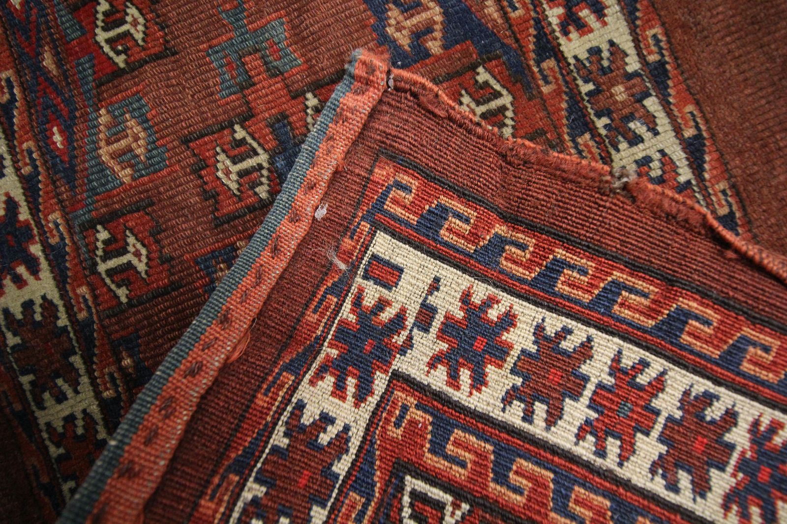 Tapis Chuval turkmen d'époque, tissé à la main, laine traditionnelle, coloris rouille photo Textiles