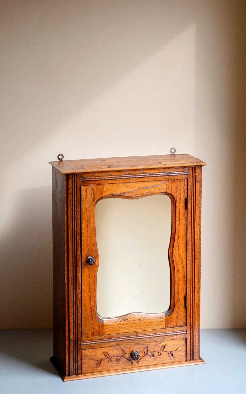 Armoire murale d'époque française en chêne, XIXe siècle, armoire à pharmacie suspendue, rangement de salle de bains rustique photo furniture
