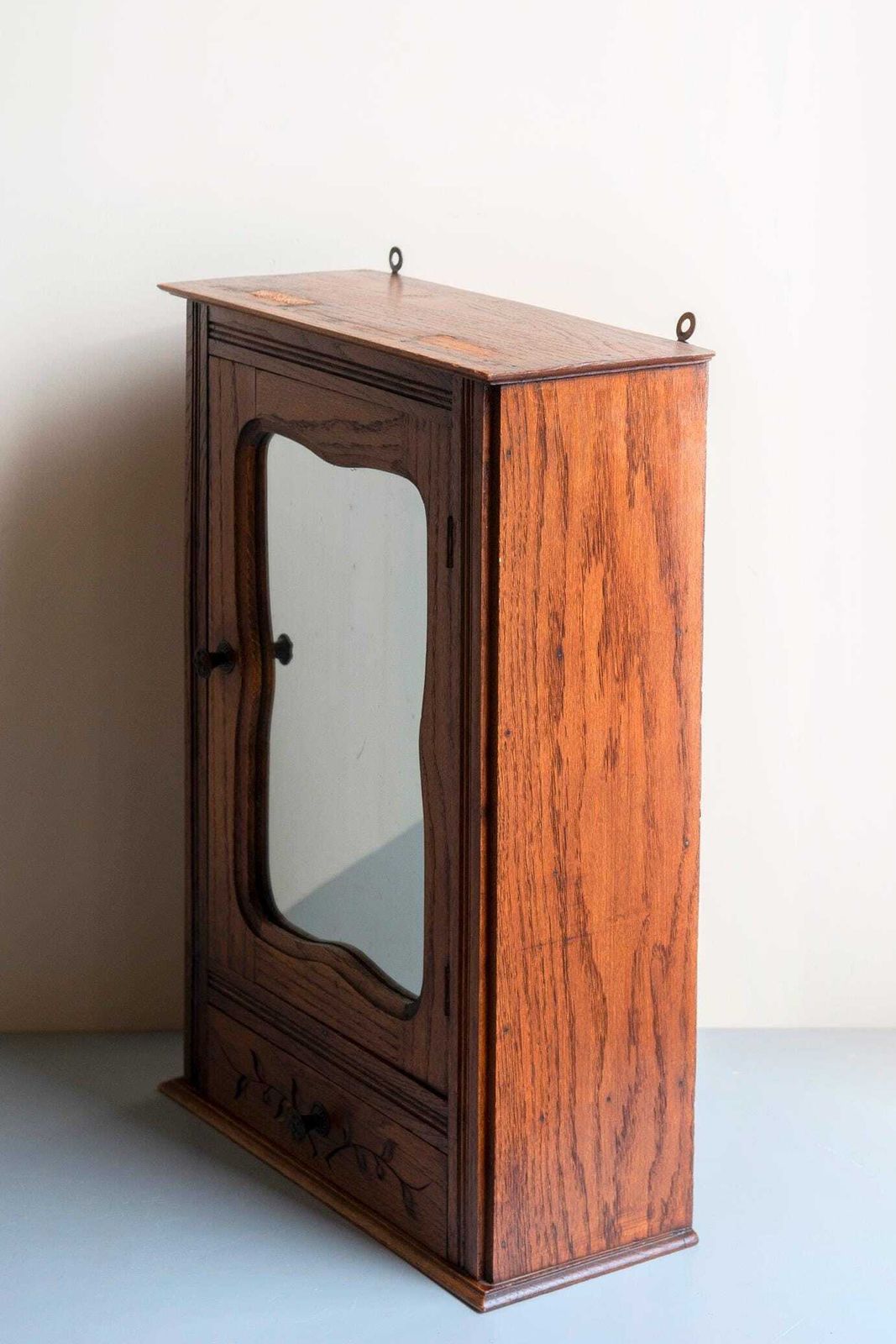 Armoire murale d'époque française en chêne, XIXe siècle, armoire à pharmacie suspendue, rangement de salle de bains rustique photo buy