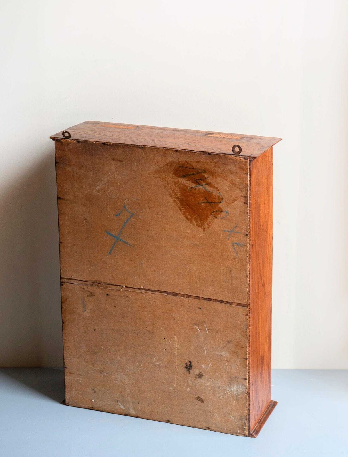 photo furniture Armoire murale d'époque française en chêne, XIXe siècle, armoire à pharmacie suspendue, rangement de salle de bains rustique