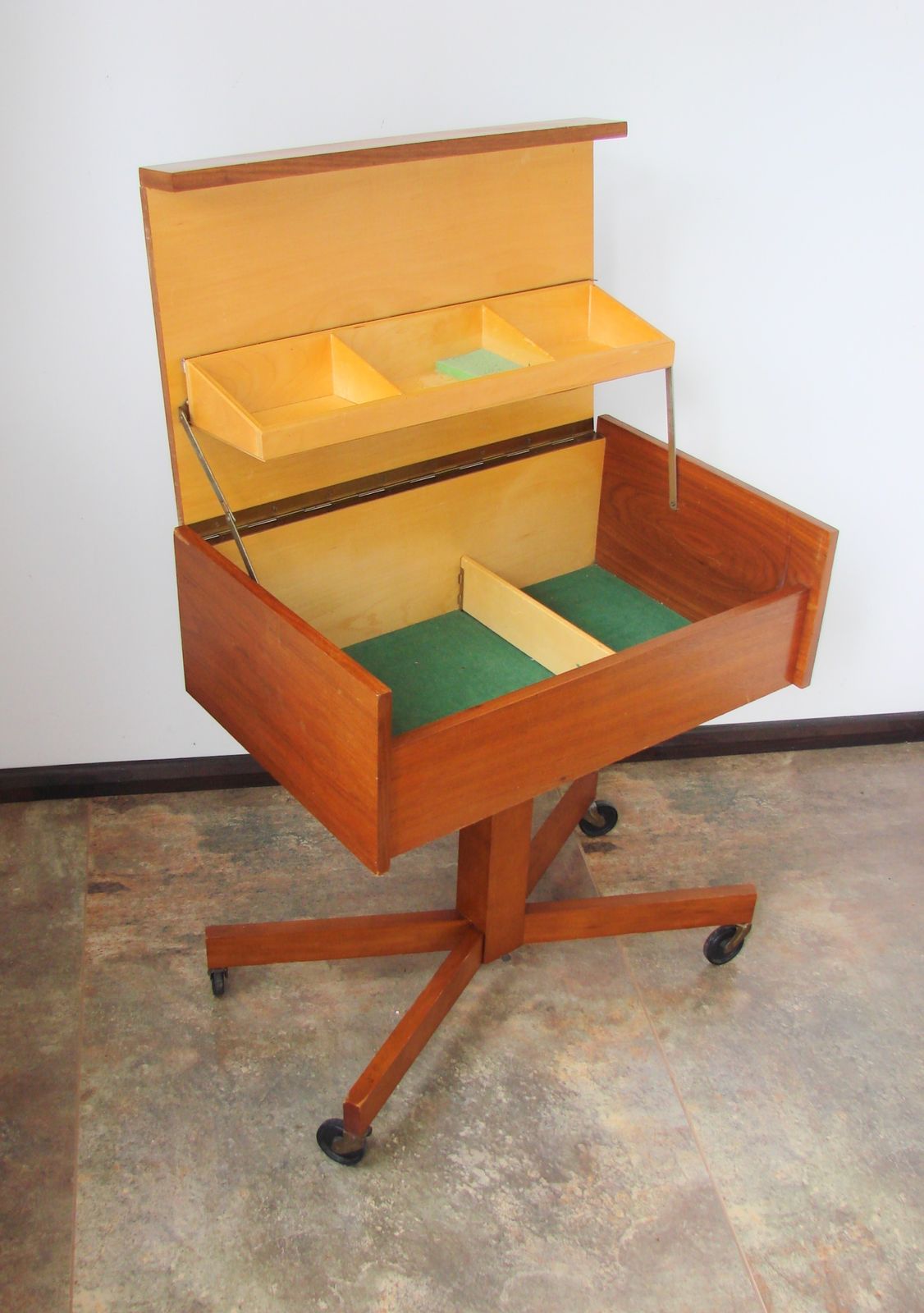photo furniture Klein kastje op wieltjes, jaren 1960.