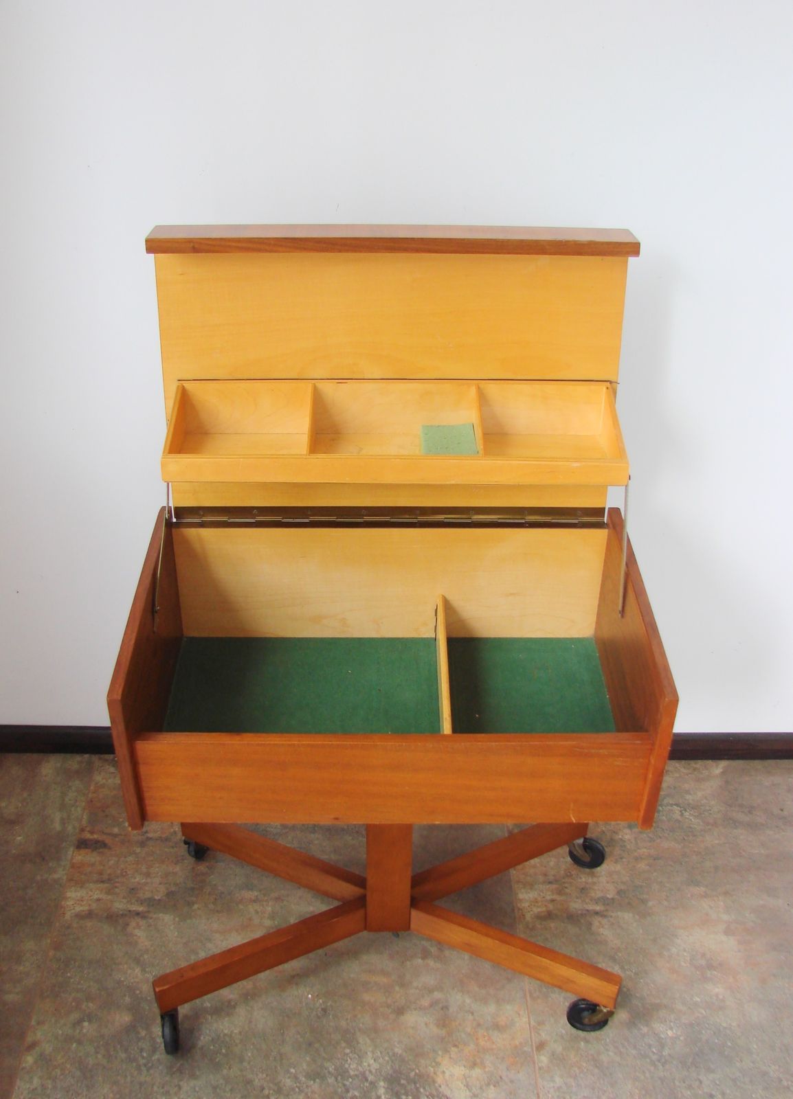 photo for sale Klein kastje op wieltjes, jaren 1960.