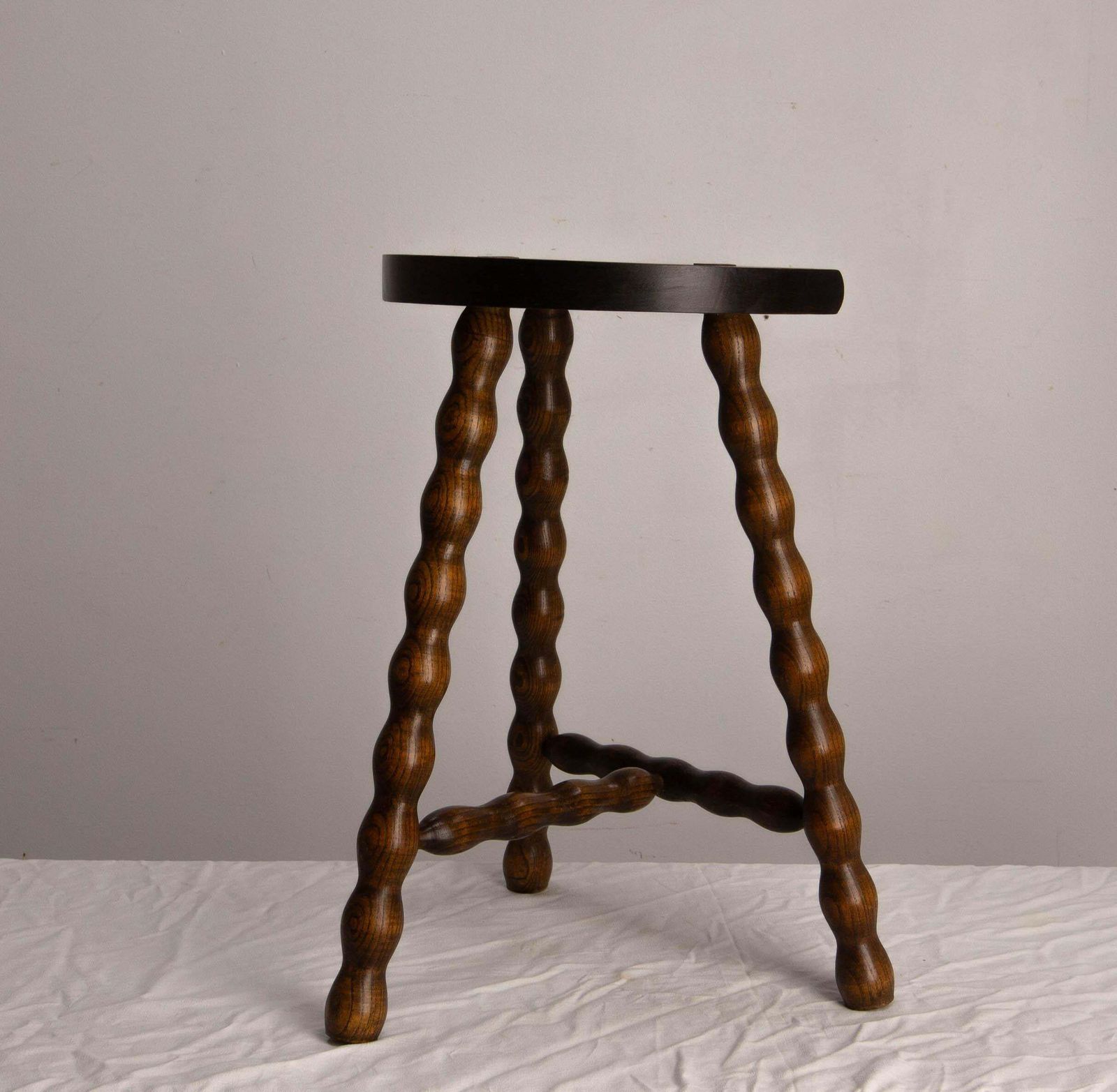 Tabouret tripode en hêtre, demi-lune, France, vers 1960 photo Mobilier