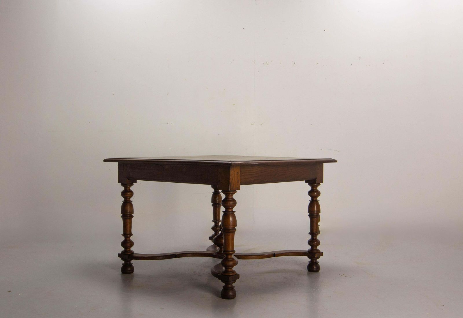 Table carrée en chêne de style Louis XIII à entretoise en X, fin du XIXe siècle photo for sale