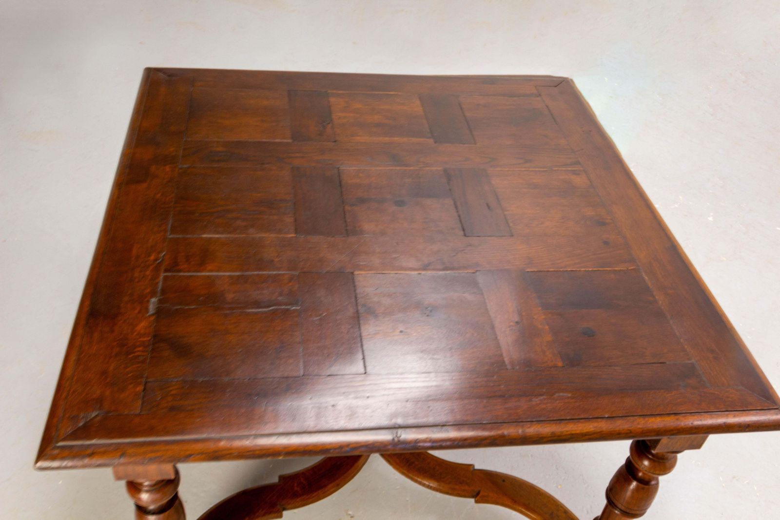 Table carrée en chêne de style Louis XIII à entretoise en X, fin du XIXe siècle photo 1707.0
